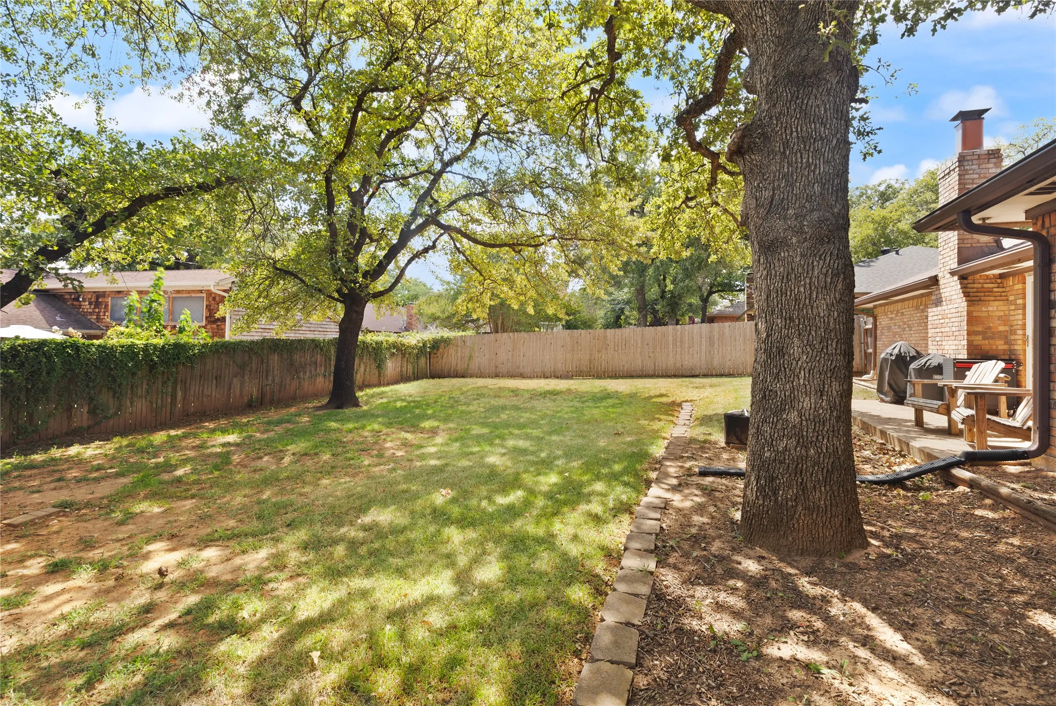 Single Family Residence For Sale in Tarrant County , 5710 Valley Ridge Court, Arlington, Texas 76017, 3 Bedroom, 2 Bathroom, 2 Garage spaces, 1,736 Sqft, built in 1978, mls#21356399, Real Estate Agent in Arlington, Homes For Sale in Tarrant county, Homes For Sale in Arlington, Realtor in Arlington Texas, Real Estate Brokerage Independent Realty Texas, Luminita Cordes Realtor