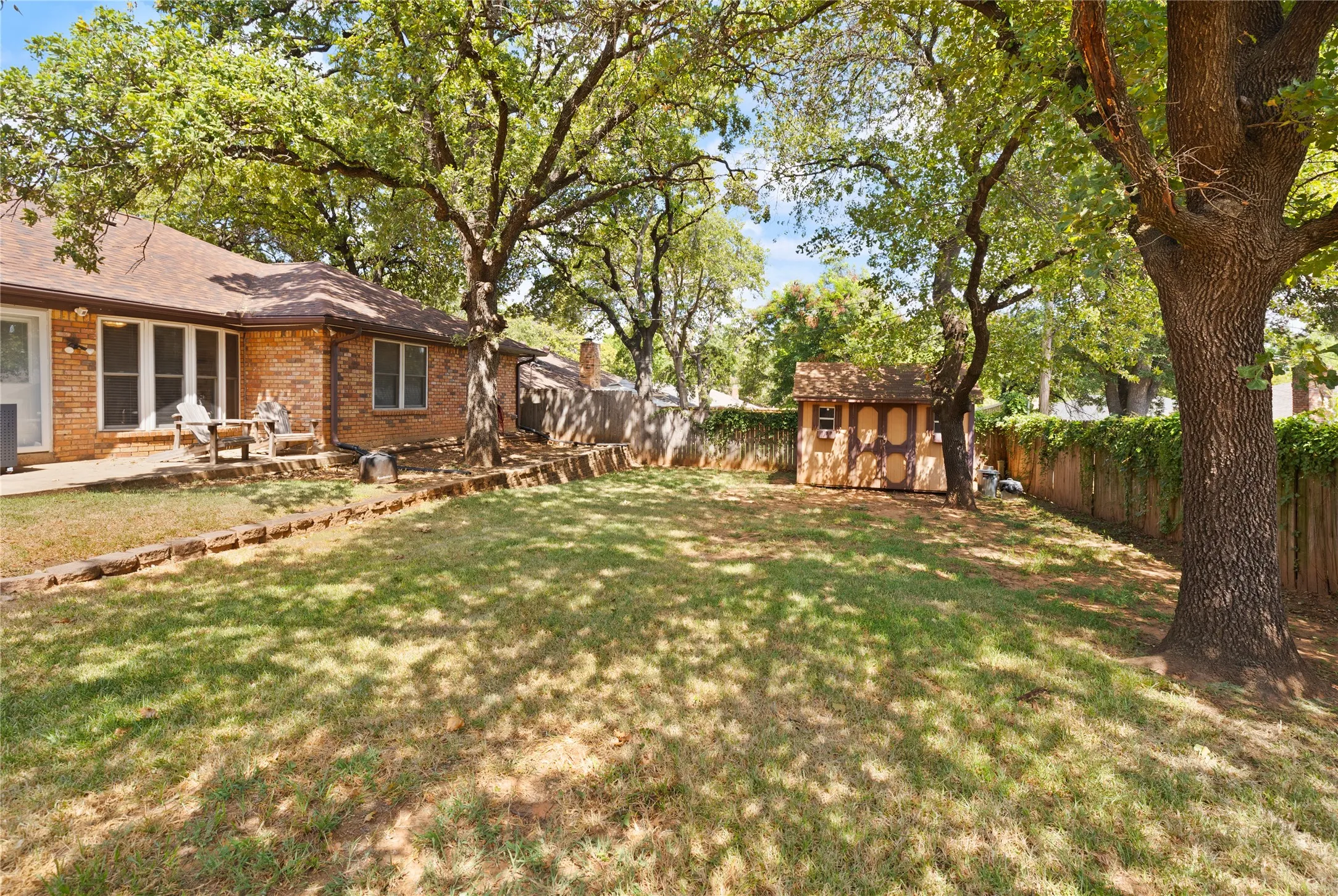 Single Family Residence For Sale in Tarrant County , 5710 Valley Ridge Court, Arlington, Texas 76017, 3 Bedroom, 2 Bathroom, 2 Garage spaces, 1,736 Sqft, built in 1978, mls#21356399, Real Estate Agent in Arlington, Homes For Sale in Tarrant county, Homes For Sale in Arlington, Realtor in Arlington Texas, Real Estate Brokerage Independent Realty Texas, Luminita Cordes Realtor