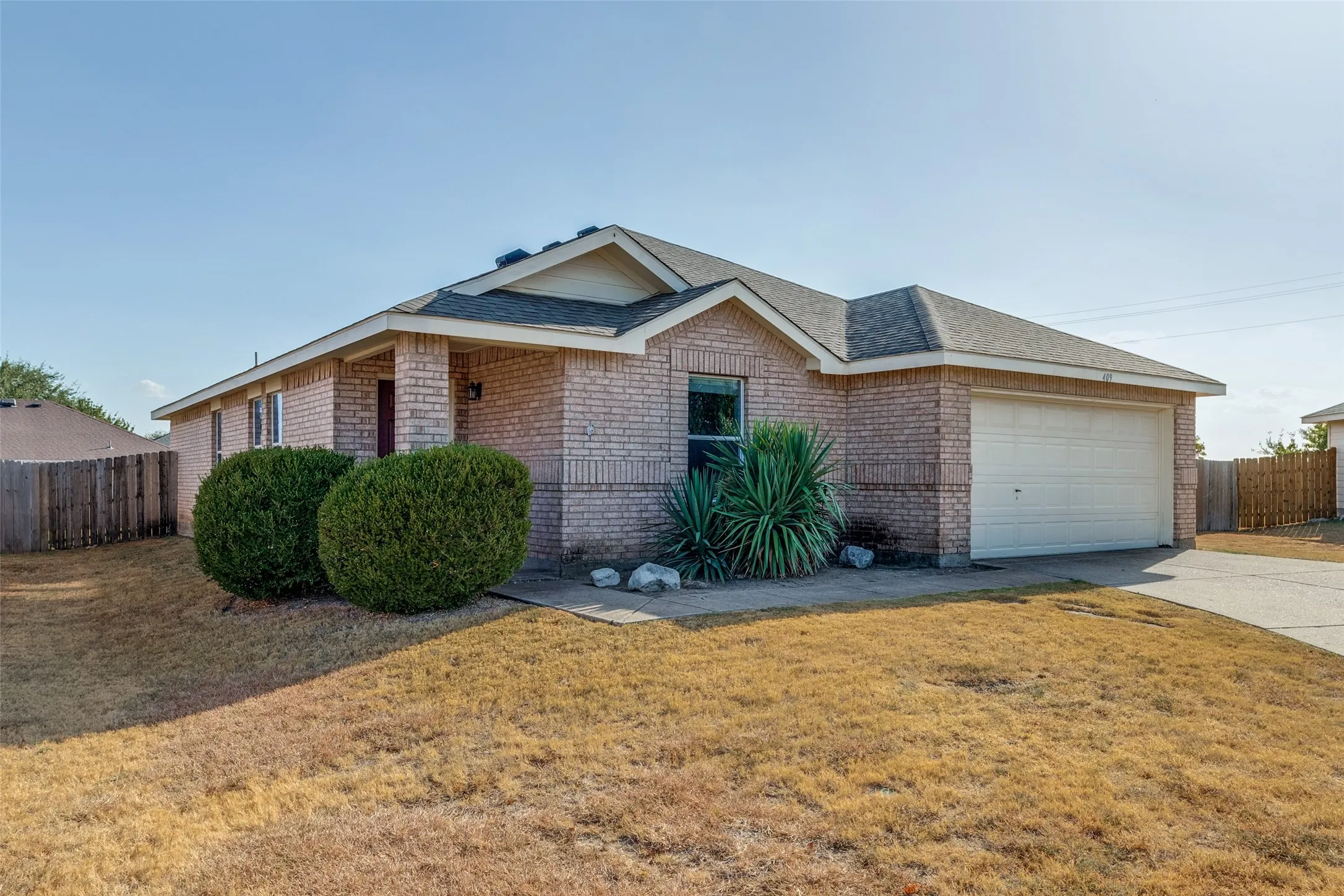 Single Family Residence For Rent in Collin County , 409 Bonnie Court, Anna, Texas 75409, 3 Bedroom, 2 Bathroom, 2 Garage spaces, 1,601 Sqft, built in 2005, mls#21389394, Real Estate Agent in Anna, Homes For Rent in Collin county, Homes For Rent in Anna, Realtor in Anna Texas, Real Estate Brokerage Independent Realty Texas, Luminita Cordes Realtor