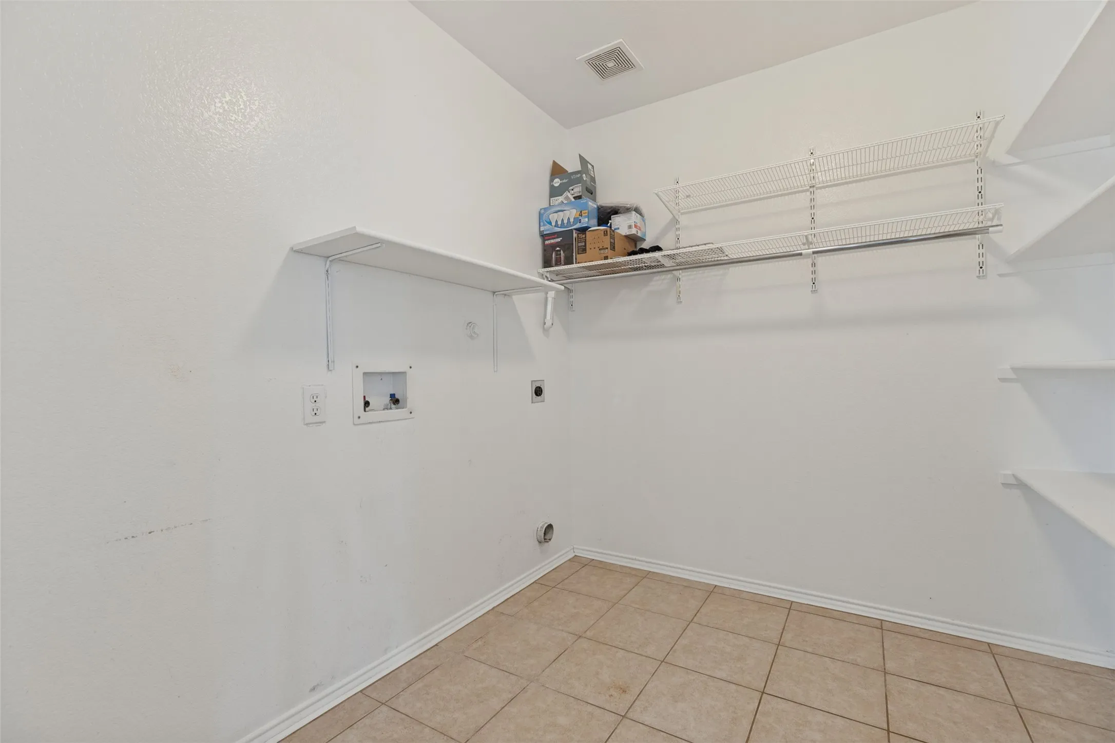 Single Family Residence For Rent in Collin County , 409 Bonnie Court, Anna, Texas 75409, 3 Bedroom, 2 Bathroom, 2 Garage spaces, 1,601 Sqft, built in 2005, mls#21389394, Real Estate Agent in Anna, Homes For Rent in Collin county, Homes For Rent in Anna, Realtor in Anna Texas, Real Estate Brokerage Independent Realty Texas, Luminita Cordes Realtor