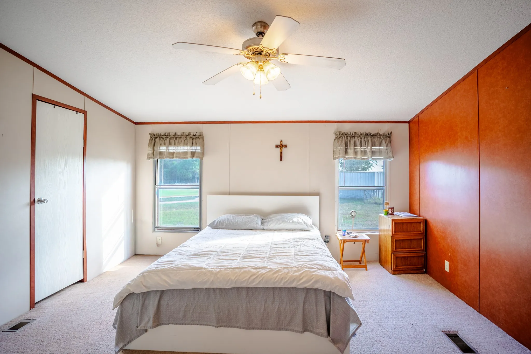 Carpeted room with a ceiling fan