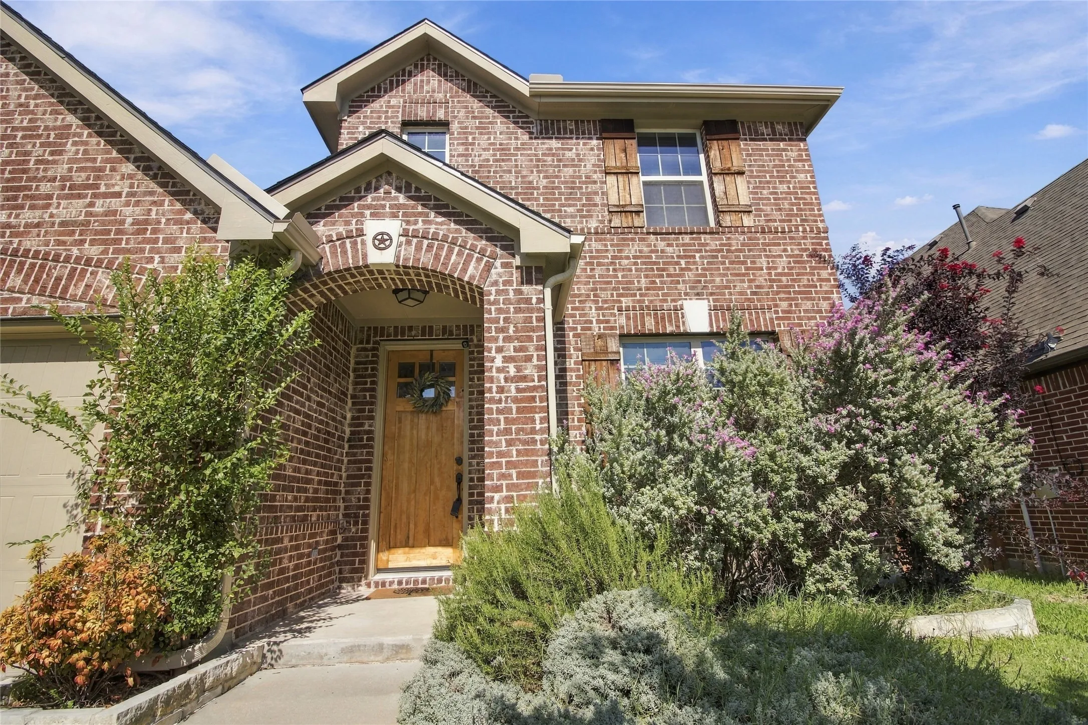 Single Family Residence For Sale in Collin County , 800 Spring Falls Drive, Mc Kinney, Texas 75071, 3 Bedroom, 3 Bathroom, 2 Garage spaces, 2,358 Sqft, built in 2015, mls#21389874, Real Estate Agent in Mc Kinney, Homes For Sale in Collin county, Homes For Sale in Mc Kinney, Realtor in Mc Kinney Texas, Real Estate Brokerage Independent Realty Texas, Luminita Cordes Realtor