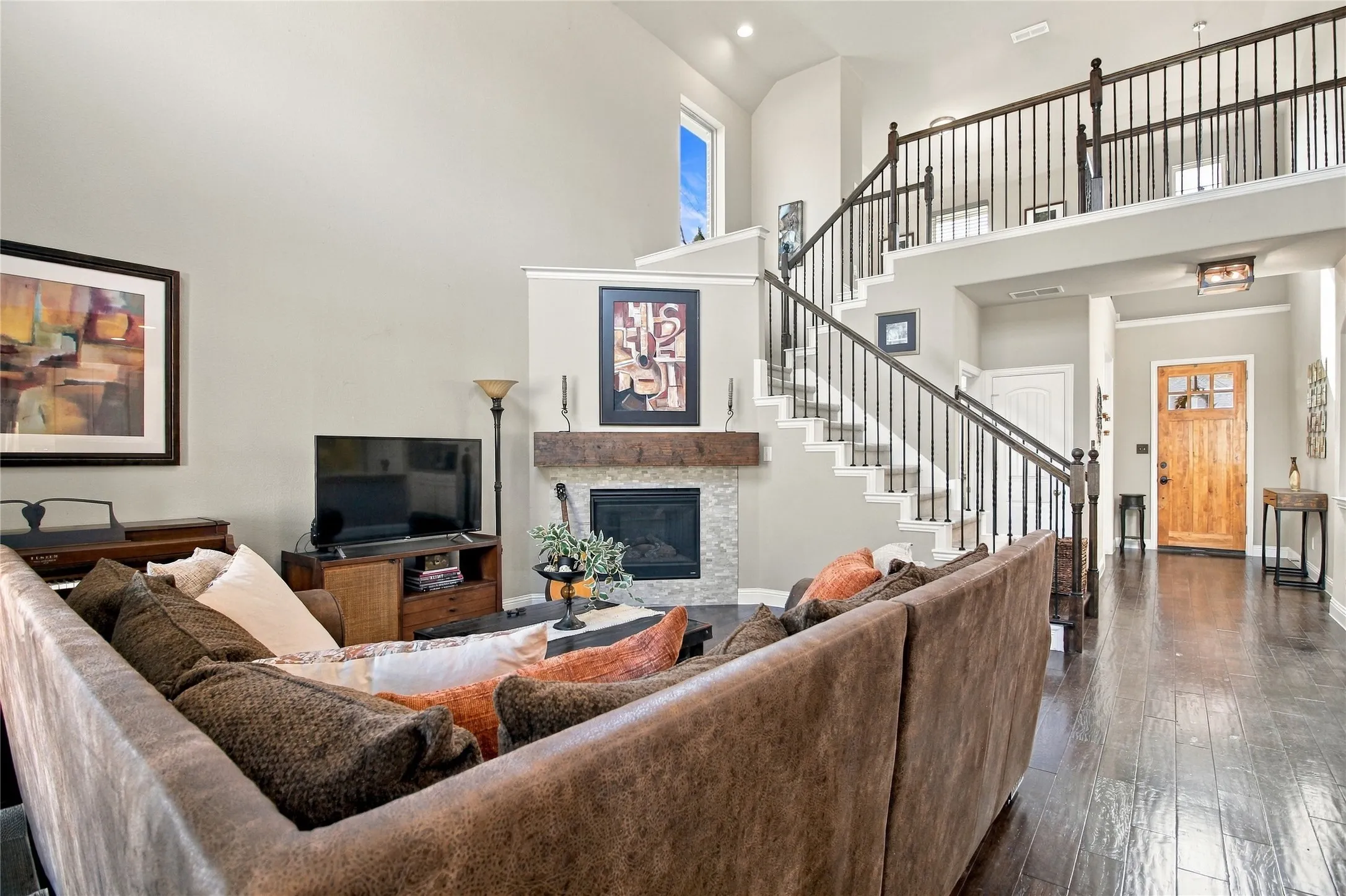 Single Family Residence For Sale in Collin County , 800 Spring Falls Drive, Mc Kinney, Texas 75071, 3 Bedroom, 3 Bathroom, 2 Garage spaces, 2,358 Sqft, built in 2015, mls#21389874, Real Estate Agent in Mc Kinney, Homes For Sale in Collin county, Homes For Sale in Mc Kinney, Realtor in Mc Kinney Texas, Real Estate Brokerage Independent Realty Texas, Luminita Cordes Realtor