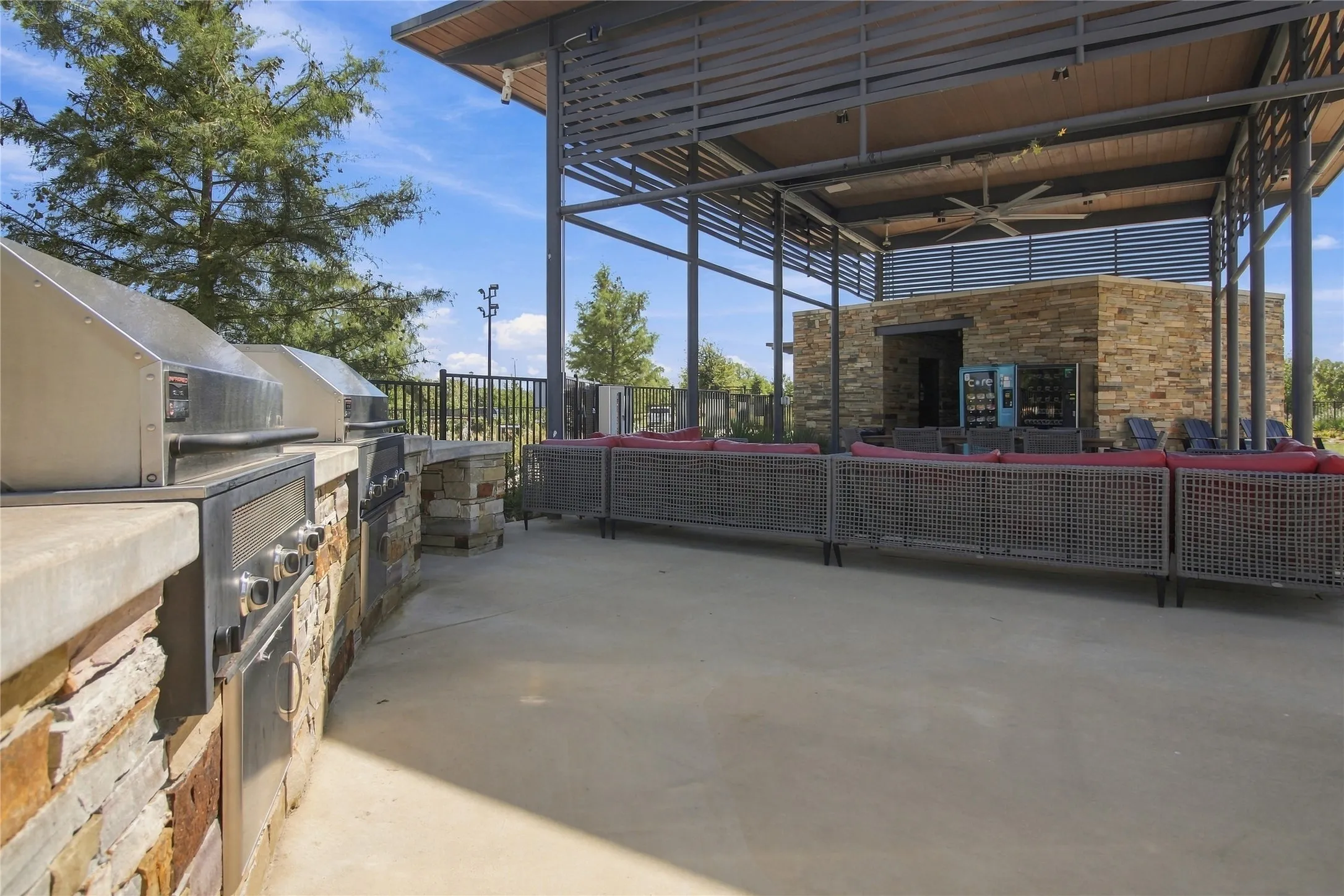 Single Family Residence For Sale in Collin County , 800 Spring Falls Drive, Mc Kinney, Texas 75071, 3 Bedroom, 3 Bathroom, 2 Garage spaces, 2,358 Sqft, built in 2015, mls#21389874, Real Estate Agent in Mc Kinney, Homes For Sale in Collin county, Homes For Sale in Mc Kinney, Realtor in Mc Kinney Texas, Real Estate Brokerage Independent Realty Texas, Luminita Cordes Realtor