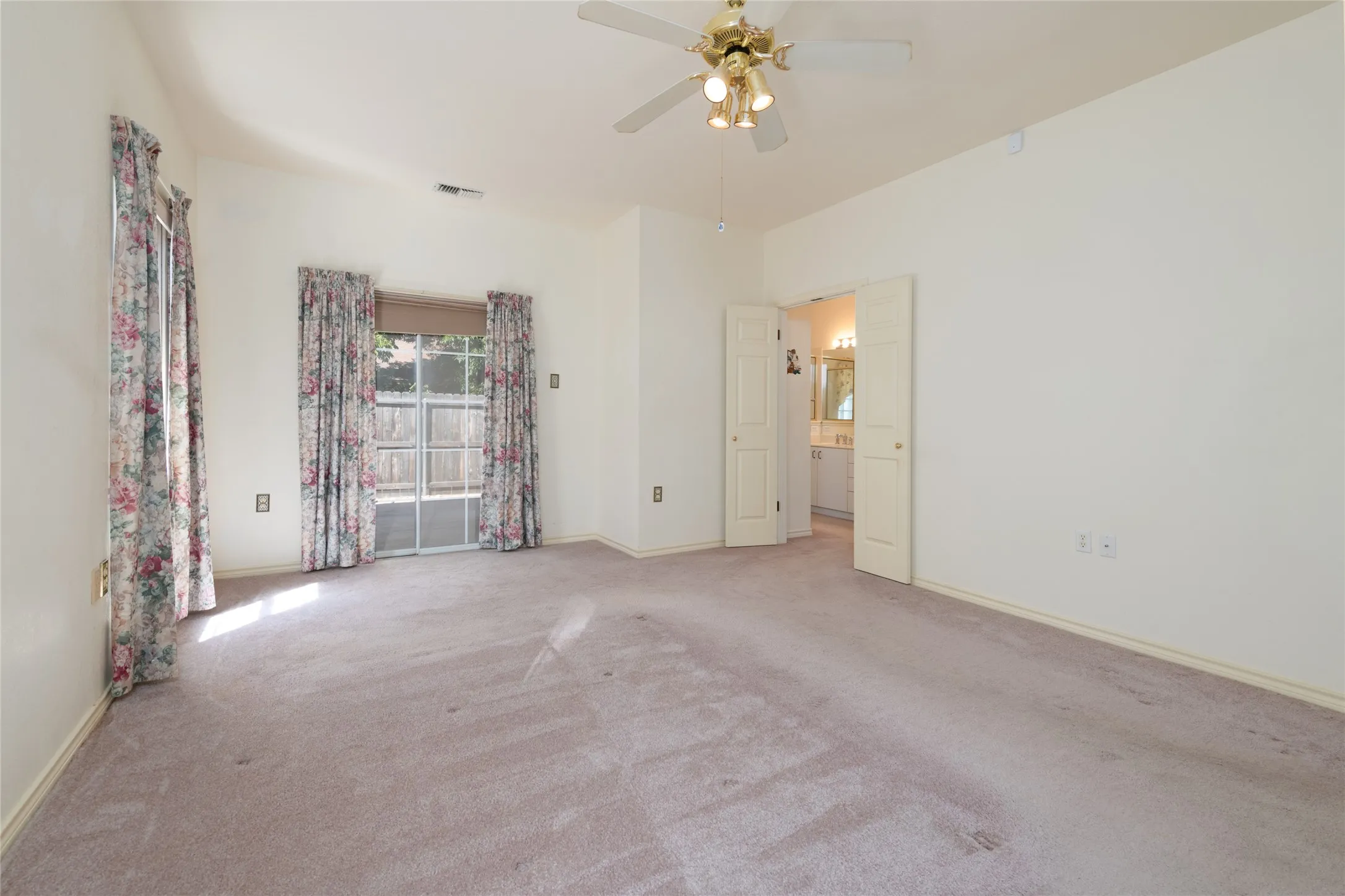 Single Family Residence For Sale in Taylor County , 21 Wynrush Circle, Abilene, Texas 79606, 3 Bedroom, 3 Bathroom, 2 Garage spaces, 2,355 Sqft, built in 1995, mls#21389921, Real Estate Agent in Abilene, Homes For Sale in Taylor county, Homes For Sale in Abilene, Realtor in Abilene Texas, Real Estate Brokerage Independent Realty Texas, Luminita Cordes Realtor