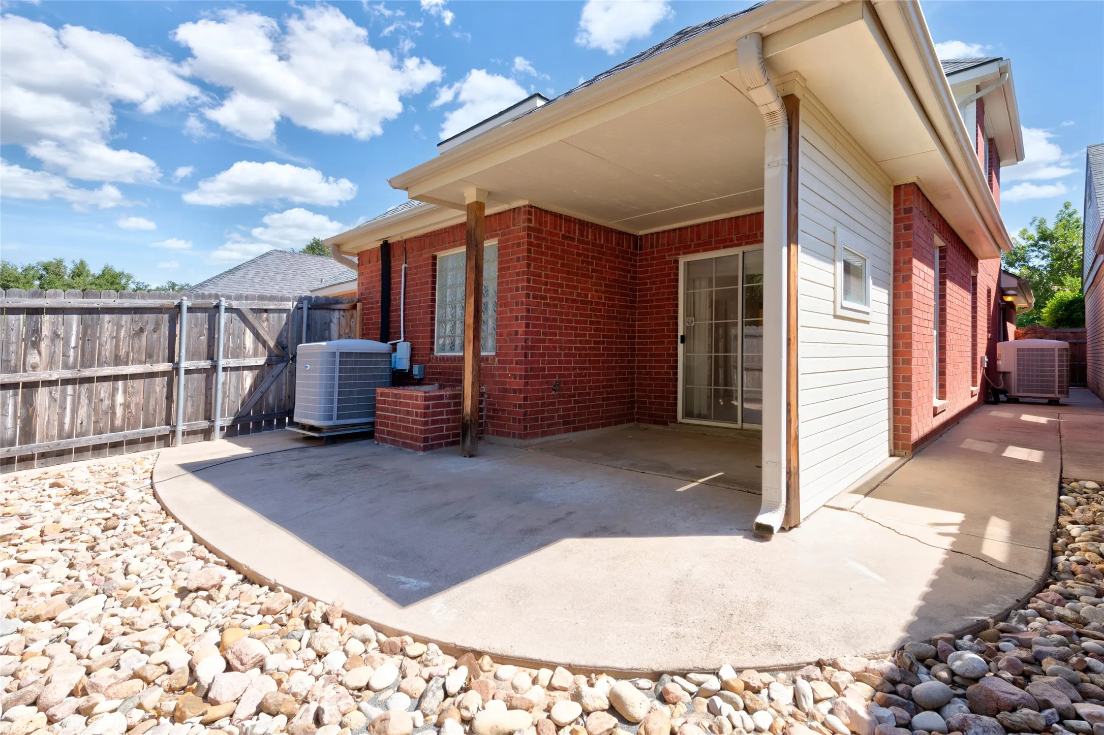 Single Family Residence For Sale in Taylor County , 21 Wynrush Circle, Abilene, Texas 79606, 3 Bedroom, 3 Bathroom, 2 Garage spaces, 2,355 Sqft, built in 1995, mls#21389921, Real Estate Agent in Abilene, Homes For Sale in Taylor county, Homes For Sale in Abilene, Realtor in Abilene Texas, Real Estate Brokerage Independent Realty Texas, Luminita Cordes Realtor