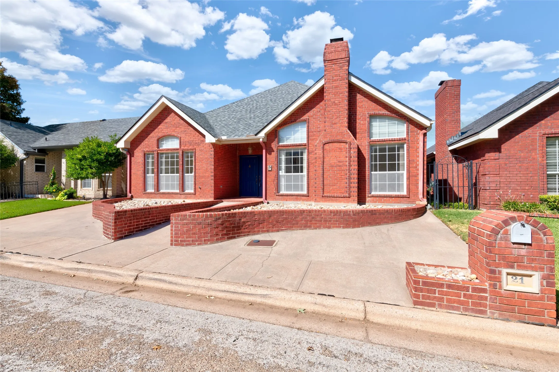 Single Family Residence For Sale in Taylor County , 21 Wynrush Circle, Abilene, Texas 79606, 3 Bedroom, 3 Bathroom, 2 Garage spaces, 2,355 Sqft, built in 1995, mls#21389921, Real Estate Agent in Abilene, Homes For Sale in Taylor county, Homes For Sale in Abilene, Realtor in Abilene Texas, Real Estate Brokerage Independent Realty Texas, Luminita Cordes Realtor
