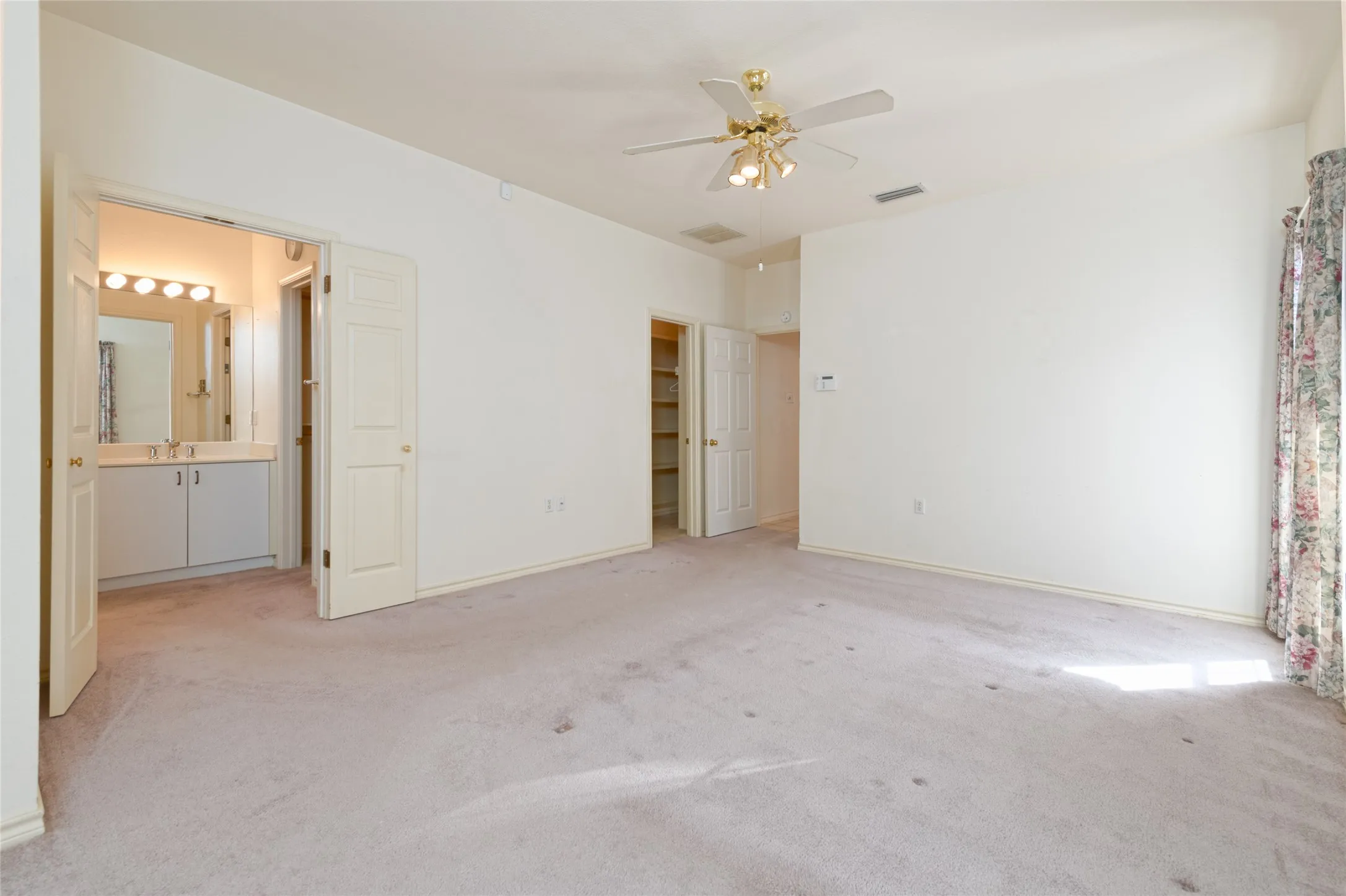 Single Family Residence For Sale in Taylor County , 21 Wynrush Circle, Abilene, Texas 79606, 3 Bedroom, 3 Bathroom, 2 Garage spaces, 2,355 Sqft, built in 1995, mls#21389921, Real Estate Agent in Abilene, Homes For Sale in Taylor county, Homes For Sale in Abilene, Realtor in Abilene Texas, Real Estate Brokerage Independent Realty Texas, Luminita Cordes Realtor