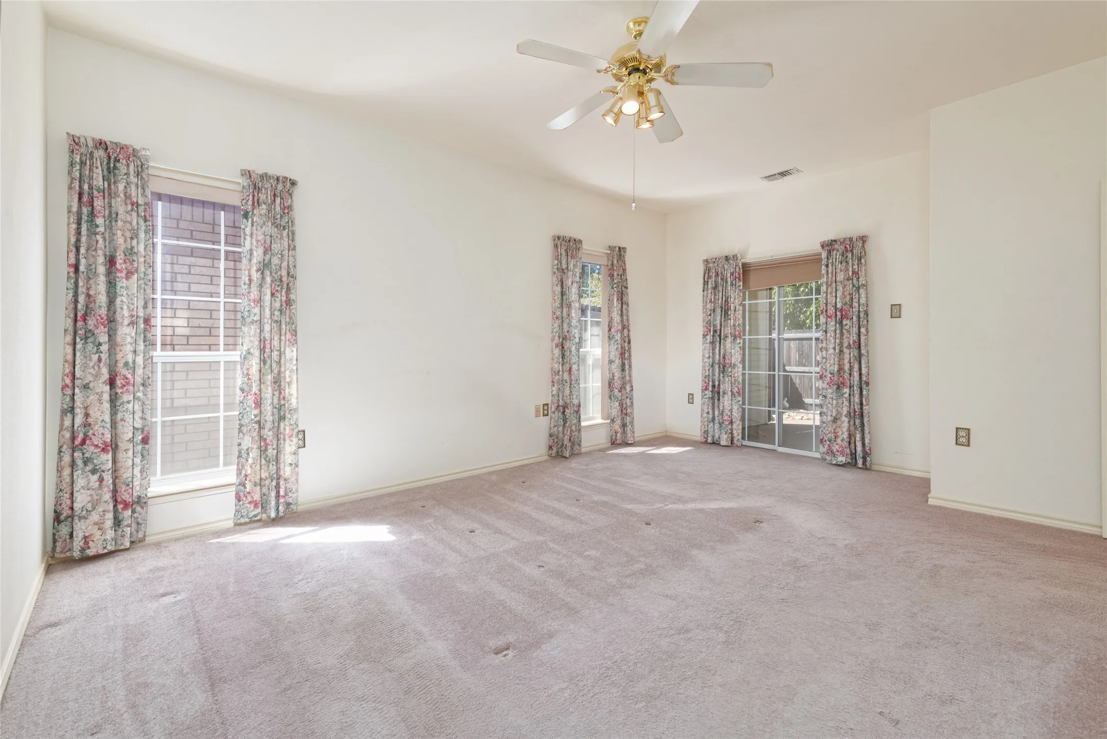 Single Family Residence For Sale in Taylor County , 21 Wynrush Circle, Abilene, Texas 79606, 3 Bedroom, 3 Bathroom, 2 Garage spaces, 2,355 Sqft, built in 1995, mls#21389921, Real Estate Agent in Abilene, Homes For Sale in Taylor county, Homes For Sale in Abilene, Realtor in Abilene Texas, Real Estate Brokerage Independent Realty Texas, Luminita Cordes Realtor