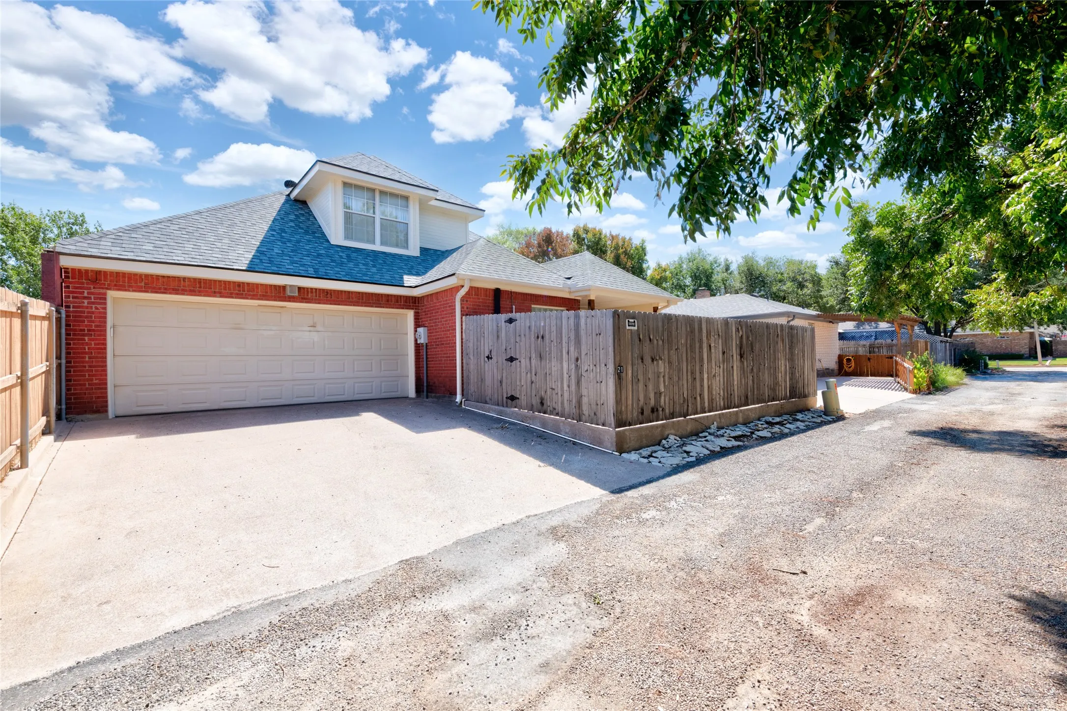 Single Family Residence For Sale in Taylor County , 21 Wynrush Circle, Abilene, Texas 79606, 3 Bedroom, 3 Bathroom, 2 Garage spaces, 2,355 Sqft, built in 1995, mls#21389921, Real Estate Agent in Abilene, Homes For Sale in Taylor county, Homes For Sale in Abilene, Realtor in Abilene Texas, Real Estate Brokerage Independent Realty Texas, Luminita Cordes Realtor