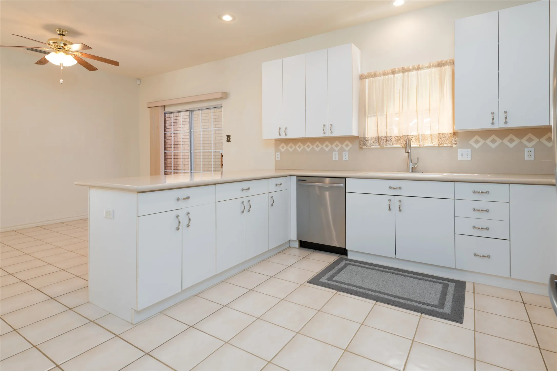 Single Family Residence For Sale in Taylor County , 21 Wynrush Circle, Abilene, Texas 79606, 3 Bedroom, 3 Bathroom, 2 Garage spaces, 2,355 Sqft, built in 1995, mls#21389921, Real Estate Agent in Abilene, Homes For Sale in Taylor county, Homes For Sale in Abilene, Realtor in Abilene Texas, Real Estate Brokerage Independent Realty Texas, Luminita Cordes Realtor