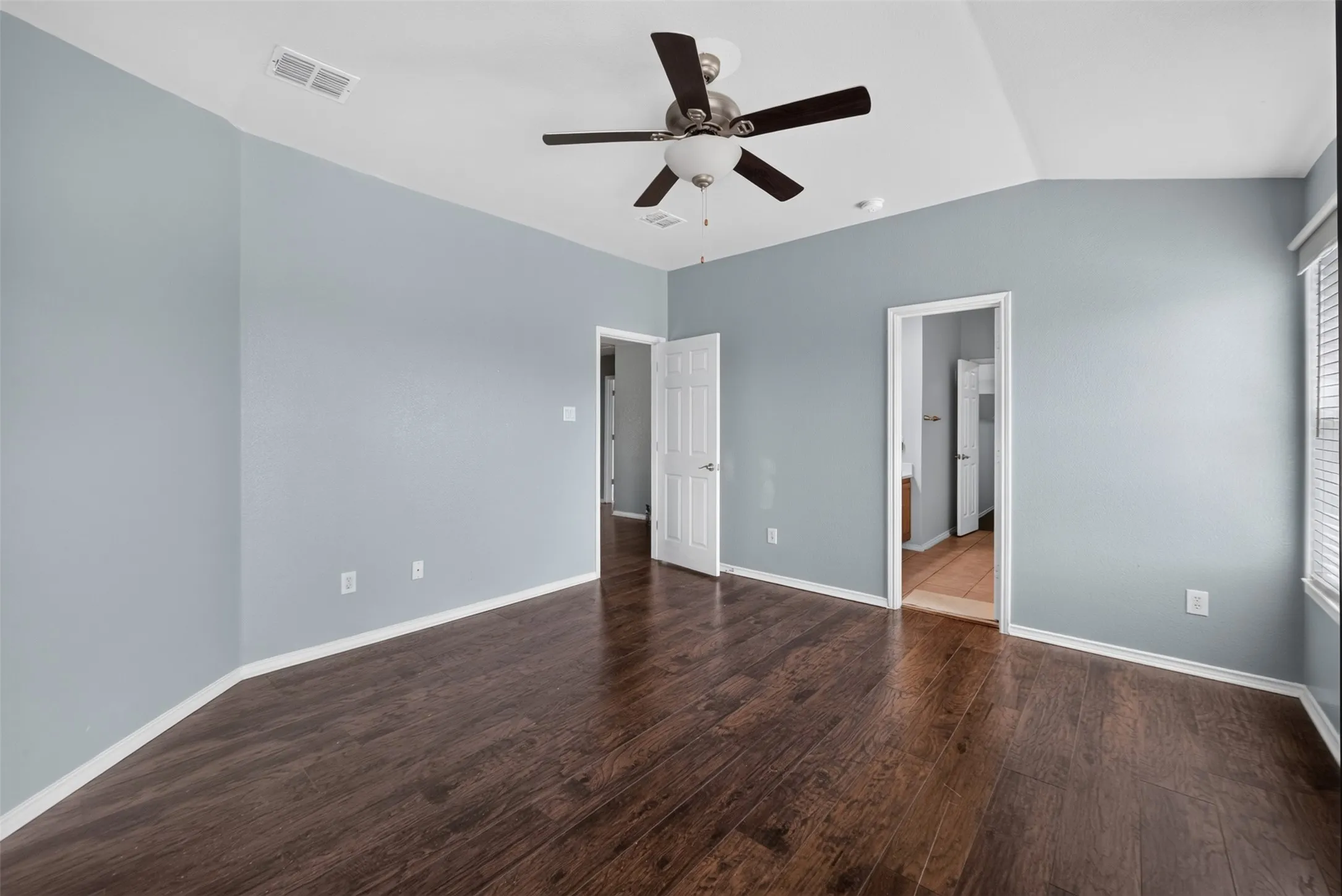 Single Family Residence For Sale in Collin County , 9633 Anns Way, Plano, Texas 75025, 3 Bedroom, 3 Bathroom, 2 Garage spaces, 1,980 Sqft, built in 2001, mls#21388122, Real Estate Agent in Plano, Homes For Sale in Collin county, Homes For Sale in Plano, Realtor in Plano Texas, Real Estate Brokerage Independent Realty Texas, Luminita Cordes Realtor