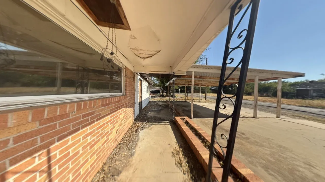 Single Family Residence For Sale in Hardeman County , 310 Combs Street, Quanah, Texas 79252, 3 Bedroom, 2 Bathroom, Garage spaces, 1,854 Sqft, built in 1955, mls#21390141, Real Estate Agent in Quanah, Homes For Sale in Hardeman county, Homes For Sale in Quanah, Realtor in Quanah Texas, Real Estate Brokerage Independent Realty Texas, Luminita Cordes Realtor
