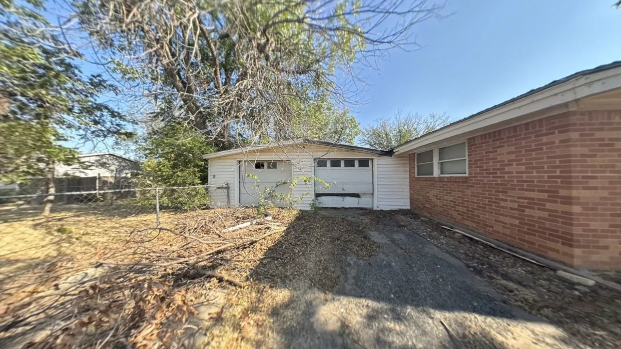 Single Family Residence For Sale in Hardeman County , 310 Combs Street, Quanah, Texas 79252, 3 Bedroom, 2 Bathroom, Garage spaces, 1,854 Sqft, built in 1955, mls#21390141, Real Estate Agent in Quanah, Homes For Sale in Hardeman county, Homes For Sale in Quanah, Realtor in Quanah Texas, Real Estate Brokerage Independent Realty Texas, Luminita Cordes Realtor