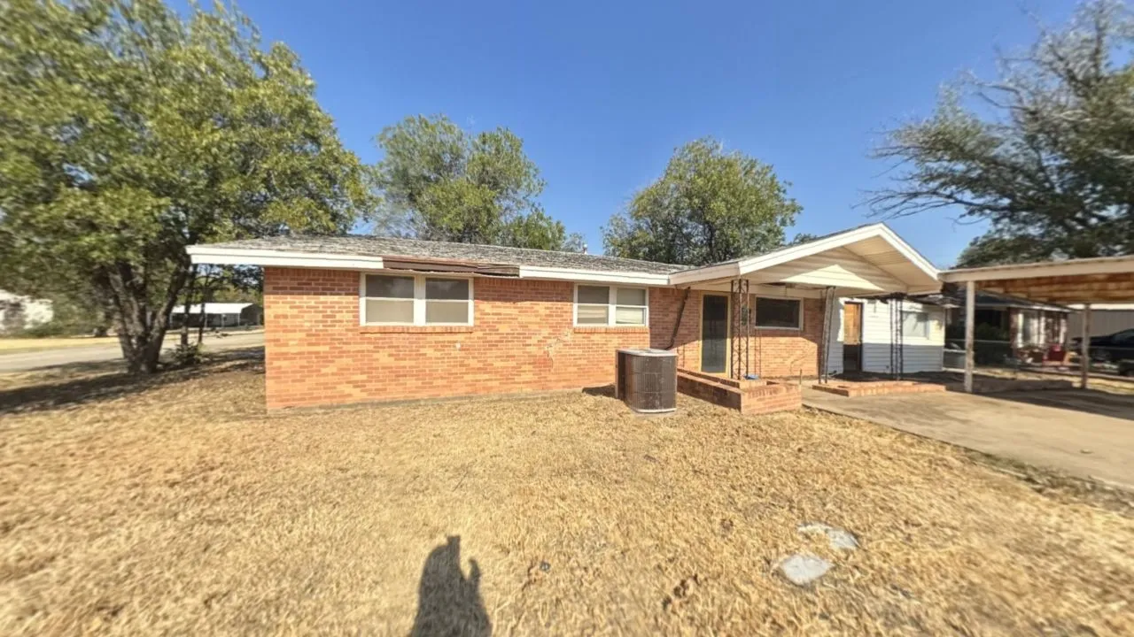 Single Family Residence For Sale in Hardeman County , 310 Combs Street, Quanah, Texas 79252, 3 Bedroom, 2 Bathroom, Garage spaces, 1,854 Sqft, built in 1955, mls#21390141, Real Estate Agent in Quanah, Homes For Sale in Hardeman county, Homes For Sale in Quanah, Realtor in Quanah Texas, Real Estate Brokerage Independent Realty Texas, Luminita Cordes Realtor