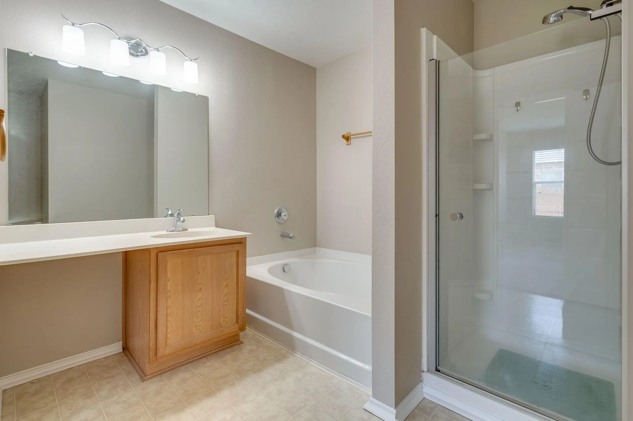 Primary bat with shower and tub
