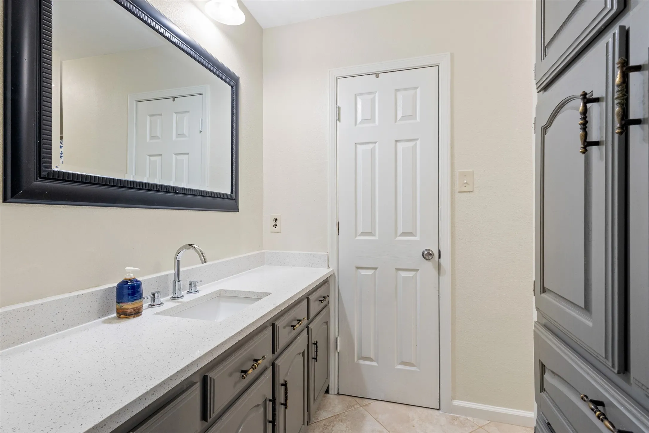 Single Family Residence For Sale in Tarrant County , 5816 Gatewood Drive, Arlington, Texas 76016, 3 Bedroom, 3 Bathroom, 2 Garage spaces, 2,569 Sqft, built in 1977, mls#21386898, Real Estate Agent in Arlington, Homes For Sale in Tarrant county, Homes For Sale in Arlington, Realtor in Arlington Texas, Real Estate Brokerage Independent Realty Texas, Luminita Cordes Realtor
