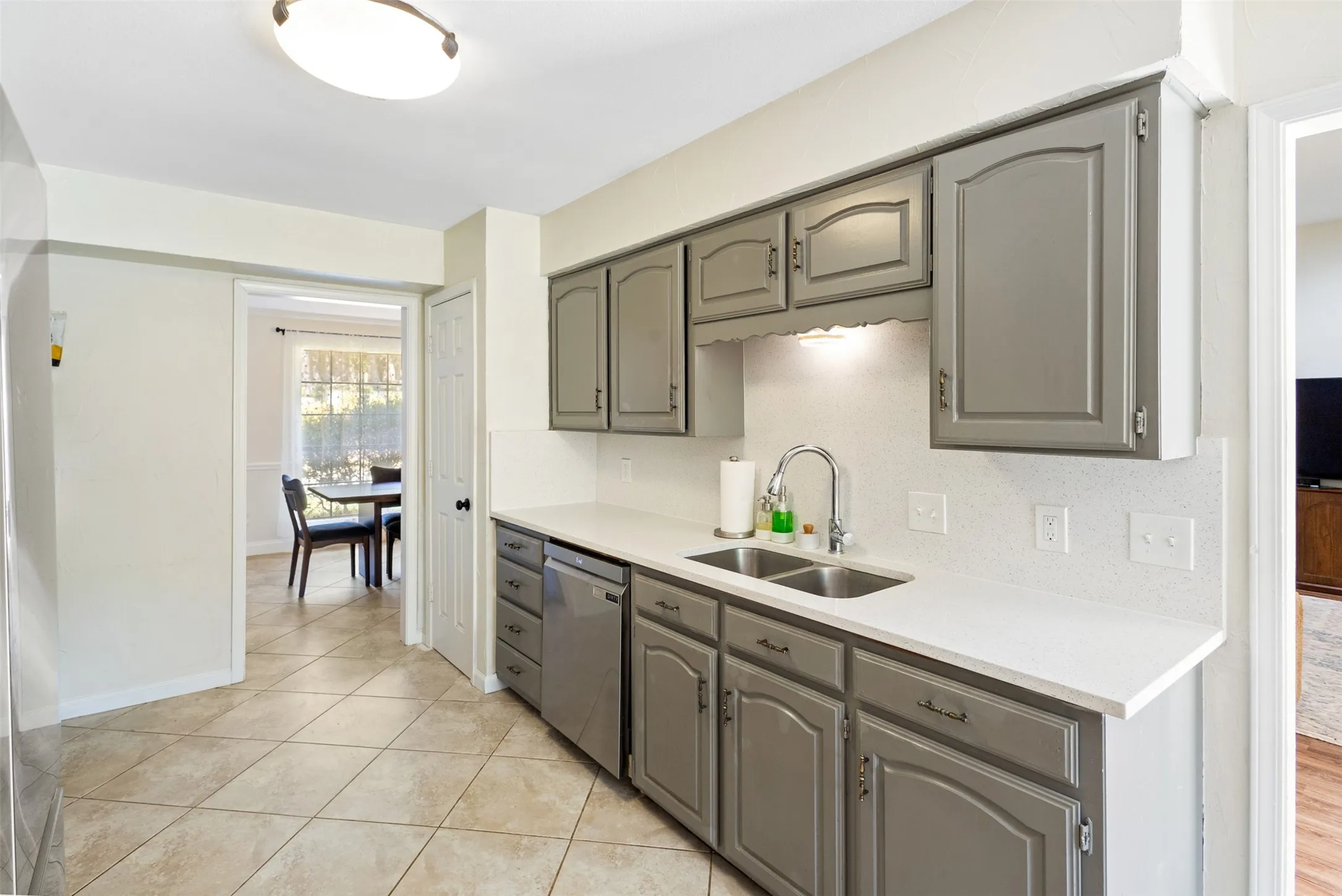 Single Family Residence For Sale in Tarrant County , 5816 Gatewood Drive, Arlington, Texas 76016, 3 Bedroom, 3 Bathroom, 2 Garage spaces, 2,569 Sqft, built in 1977, mls#21386898, Real Estate Agent in Arlington, Homes For Sale in Tarrant county, Homes For Sale in Arlington, Realtor in Arlington Texas, Real Estate Brokerage Independent Realty Texas, Luminita Cordes Realtor