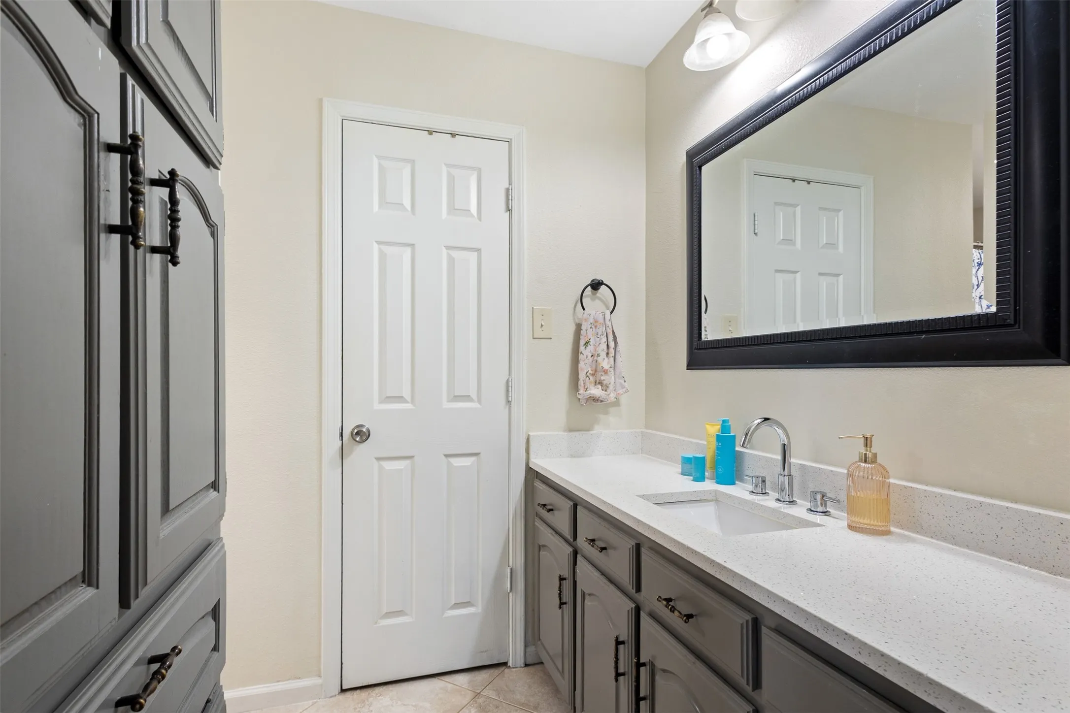 Single Family Residence For Sale in Tarrant County , 5816 Gatewood Drive, Arlington, Texas 76016, 3 Bedroom, 3 Bathroom, 2 Garage spaces, 2,569 Sqft, built in 1977, mls#21386898, Real Estate Agent in Arlington, Homes For Sale in Tarrant county, Homes For Sale in Arlington, Realtor in Arlington Texas, Real Estate Brokerage Independent Realty Texas, Luminita Cordes Realtor