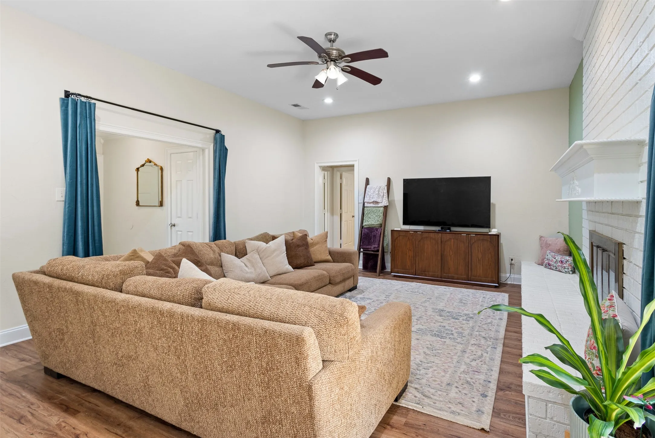 Single Family Residence For Sale in Tarrant County , 5816 Gatewood Drive, Arlington, Texas 76016, 3 Bedroom, 3 Bathroom, 2 Garage spaces, 2,569 Sqft, built in 1977, mls#21386898, Real Estate Agent in Arlington, Homes For Sale in Tarrant county, Homes For Sale in Arlington, Realtor in Arlington Texas, Real Estate Brokerage Independent Realty Texas, Luminita Cordes Realtor