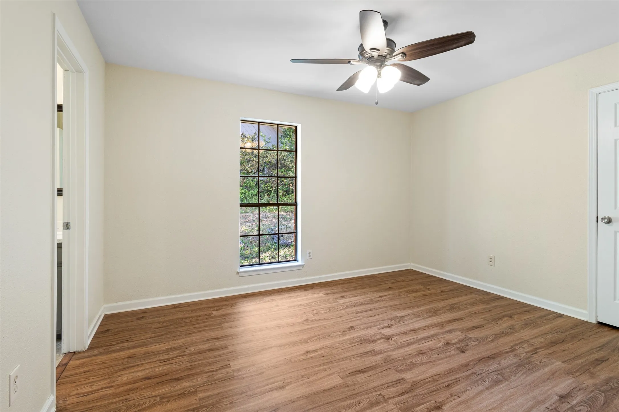 Single Family Residence For Sale in Tarrant County , 5816 Gatewood Drive, Arlington, Texas 76016, 3 Bedroom, 3 Bathroom, 2 Garage spaces, 2,569 Sqft, built in 1977, mls#21386898, Real Estate Agent in Arlington, Homes For Sale in Tarrant county, Homes For Sale in Arlington, Realtor in Arlington Texas, Real Estate Brokerage Independent Realty Texas, Luminita Cordes Realtor