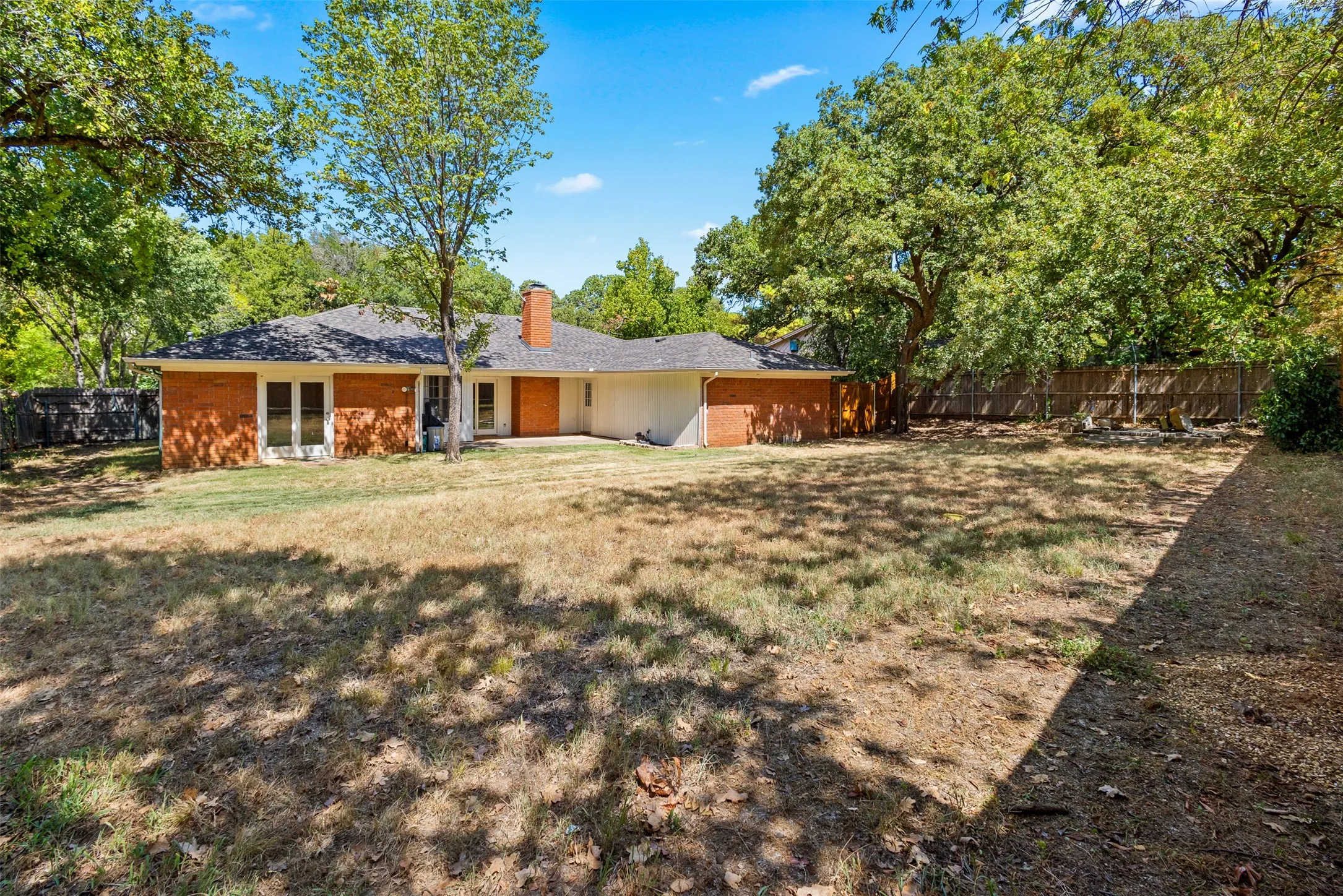 Single Family Residence For Sale in Tarrant County , 5816 Gatewood Drive, Arlington, Texas 76016, 3 Bedroom, 3 Bathroom, 2 Garage spaces, 2,569 Sqft, built in 1977, mls#21386898, Real Estate Agent in Arlington, Homes For Sale in Tarrant county, Homes For Sale in Arlington, Realtor in Arlington Texas, Real Estate Brokerage Independent Realty Texas, Luminita Cordes Realtor