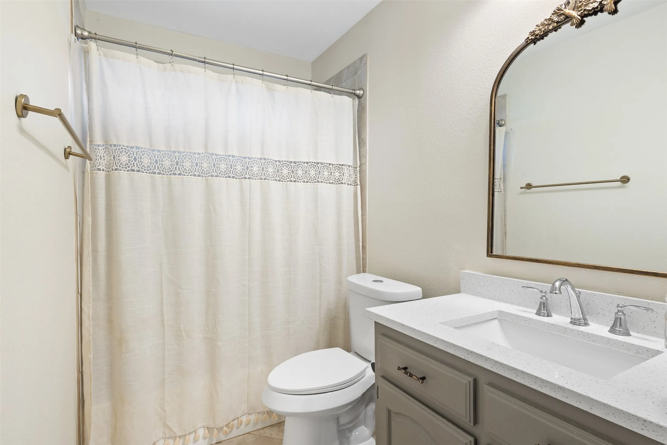 Single Family Residence For Sale in Tarrant County , 5816 Gatewood Drive, Arlington, Texas 76016, 3 Bedroom, 3 Bathroom, 2 Garage spaces, 2,569 Sqft, built in 1977, mls#21386898, Real Estate Agent in Arlington, Homes For Sale in Tarrant county, Homes For Sale in Arlington, Realtor in Arlington Texas, Real Estate Brokerage Independent Realty Texas, Luminita Cordes Realtor