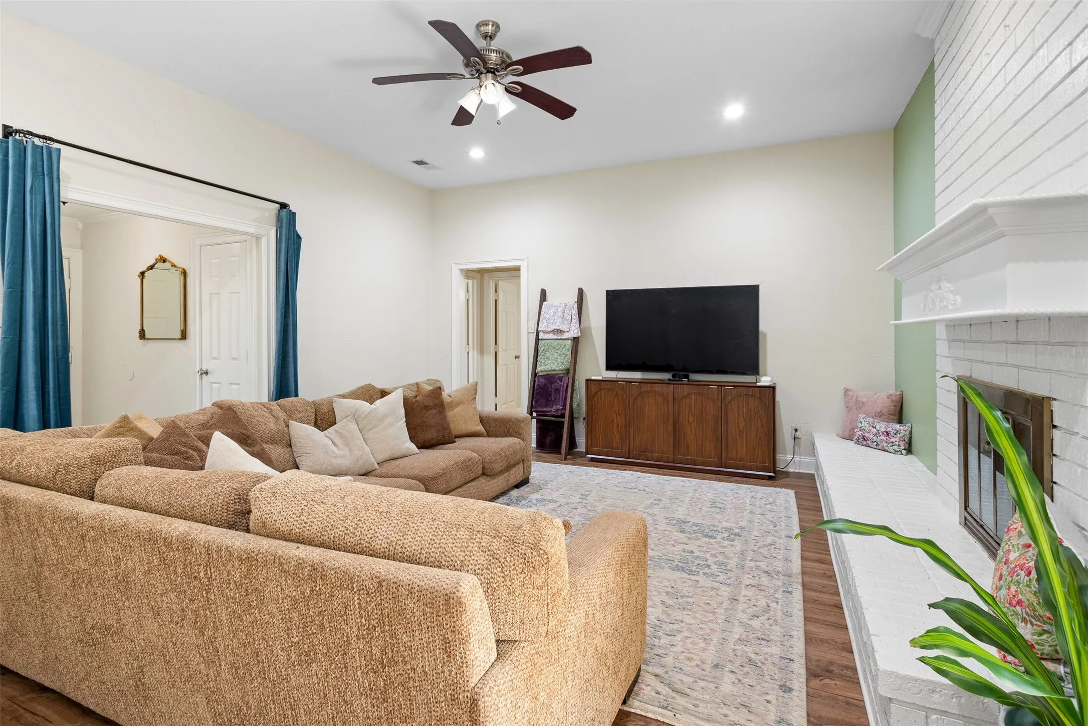 Single Family Residence For Sale in Tarrant County , 5816 Gatewood Drive, Arlington, Texas 76016, 3 Bedroom, 3 Bathroom, 2 Garage spaces, 2,569 Sqft, built in 1977, mls#21386898, Real Estate Agent in Arlington, Homes For Sale in Tarrant county, Homes For Sale in Arlington, Realtor in Arlington Texas, Real Estate Brokerage Independent Realty Texas, Luminita Cordes Realtor