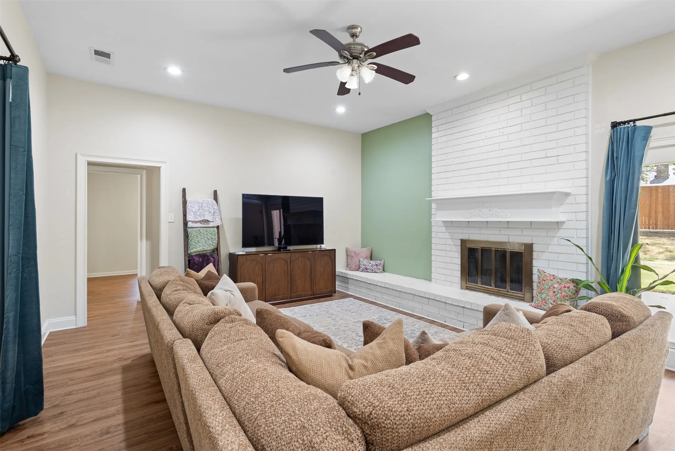 Single Family Residence For Sale in Tarrant County , 5816 Gatewood Drive, Arlington, Texas 76016, 3 Bedroom, 3 Bathroom, 2 Garage spaces, 2,569 Sqft, built in 1977, mls#21386898, Real Estate Agent in Arlington, Homes For Sale in Tarrant county, Homes For Sale in Arlington, Realtor in Arlington Texas, Real Estate Brokerage Independent Realty Texas, Luminita Cordes Realtor