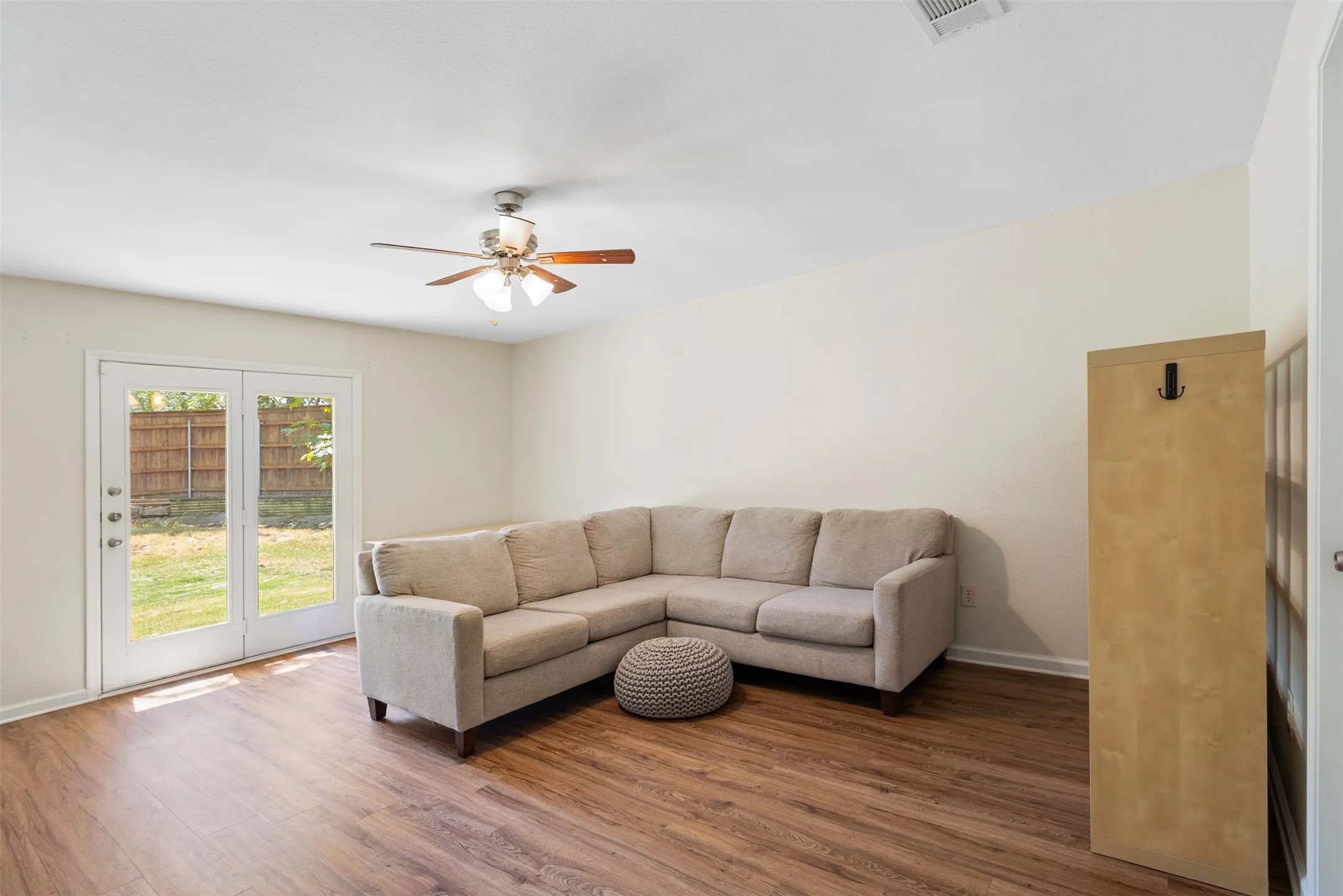 Single Family Residence For Sale in Tarrant County , 5816 Gatewood Drive, Arlington, Texas 76016, 3 Bedroom, 3 Bathroom, 2 Garage spaces, 2,569 Sqft, built in 1977, mls#21386898, Real Estate Agent in Arlington, Homes For Sale in Tarrant county, Homes For Sale in Arlington, Realtor in Arlington Texas, Real Estate Brokerage Independent Realty Texas, Luminita Cordes Realtor