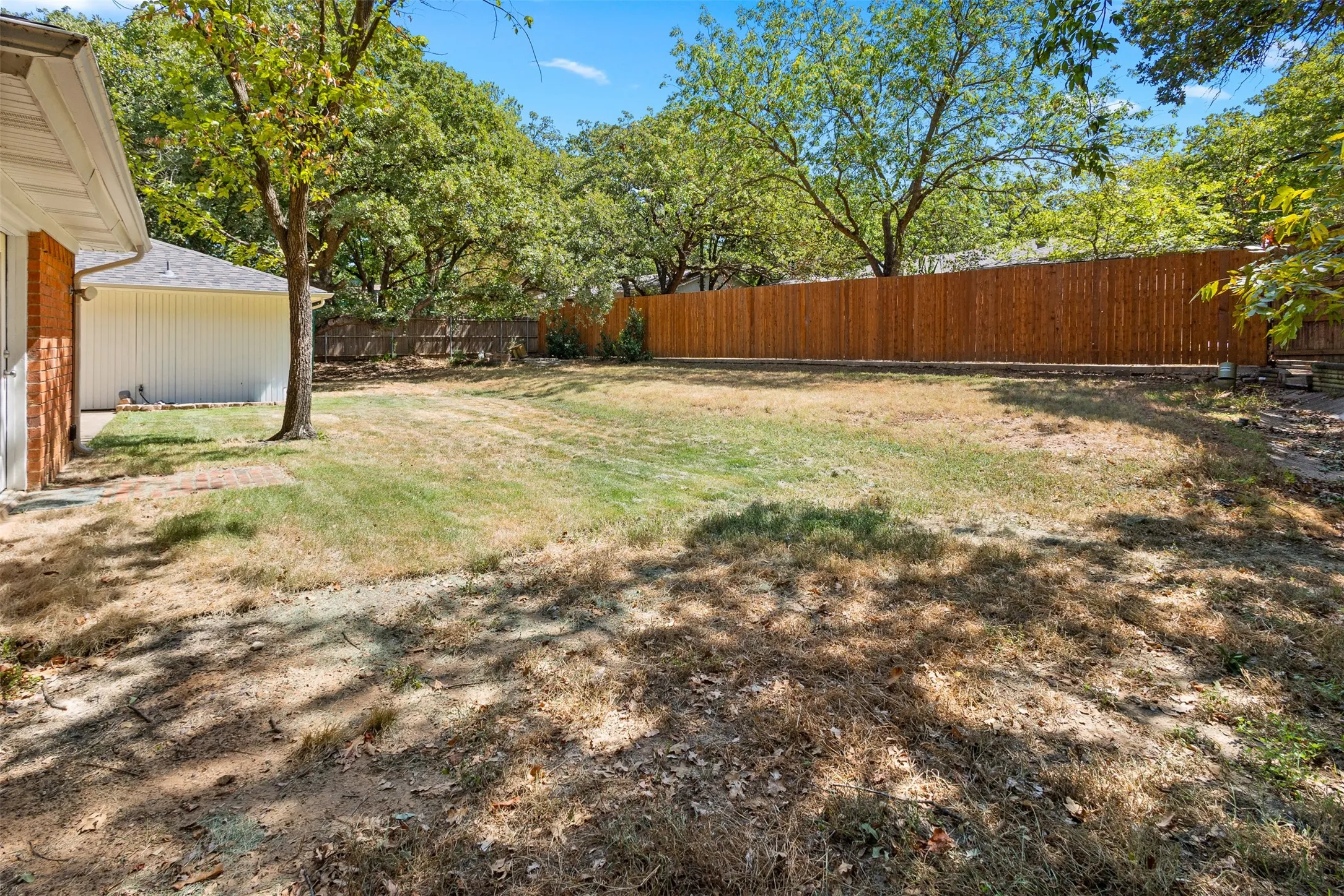 Single Family Residence For Sale in Tarrant County , 5816 Gatewood Drive, Arlington, Texas 76016, 3 Bedroom, 3 Bathroom, 2 Garage spaces, 2,569 Sqft, built in 1977, mls#21386898, Real Estate Agent in Arlington, Homes For Sale in Tarrant county, Homes For Sale in Arlington, Realtor in Arlington Texas, Real Estate Brokerage Independent Realty Texas, Luminita Cordes Realtor