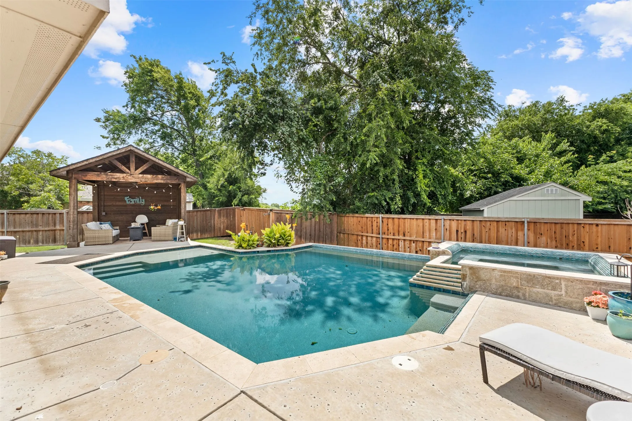 Pool with Hot Tub!