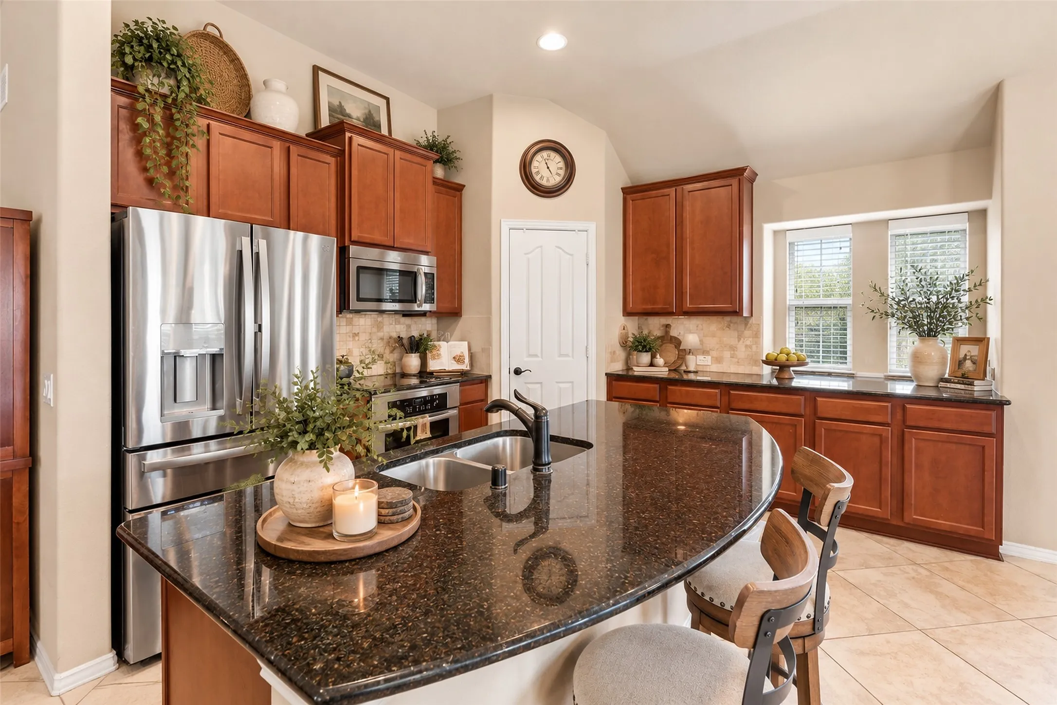 Single Family Residence For Sale in Ellis County , 726 Celebrity Court, Midlothian, Texas 76065, 4 Bedroom, 2 Bathroom, 2 Garage spaces, 2,270 Sqft, built in 2010, mls#21389388, Real Estate Agent in Midlothian, Homes For Sale in Ellis county, Homes For Sale in Midlothian, Realtor in Midlothian Texas, Real Estate Brokerage Independent Realty Texas, Luminita Cordes Realtor