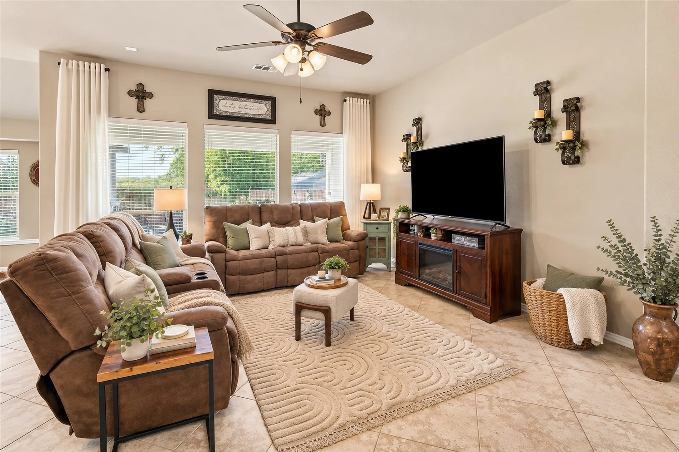 Single Family Residence For Sale in Ellis County , 726 Celebrity Court, Midlothian, Texas 76065, 4 Bedroom, 2 Bathroom, 2 Garage spaces, 2,270 Sqft, built in 2010, mls#21389388, Real Estate Agent in Midlothian, Homes For Sale in Ellis county, Homes For Sale in Midlothian, Realtor in Midlothian Texas, Real Estate Brokerage Independent Realty Texas, Luminita Cordes Realtor