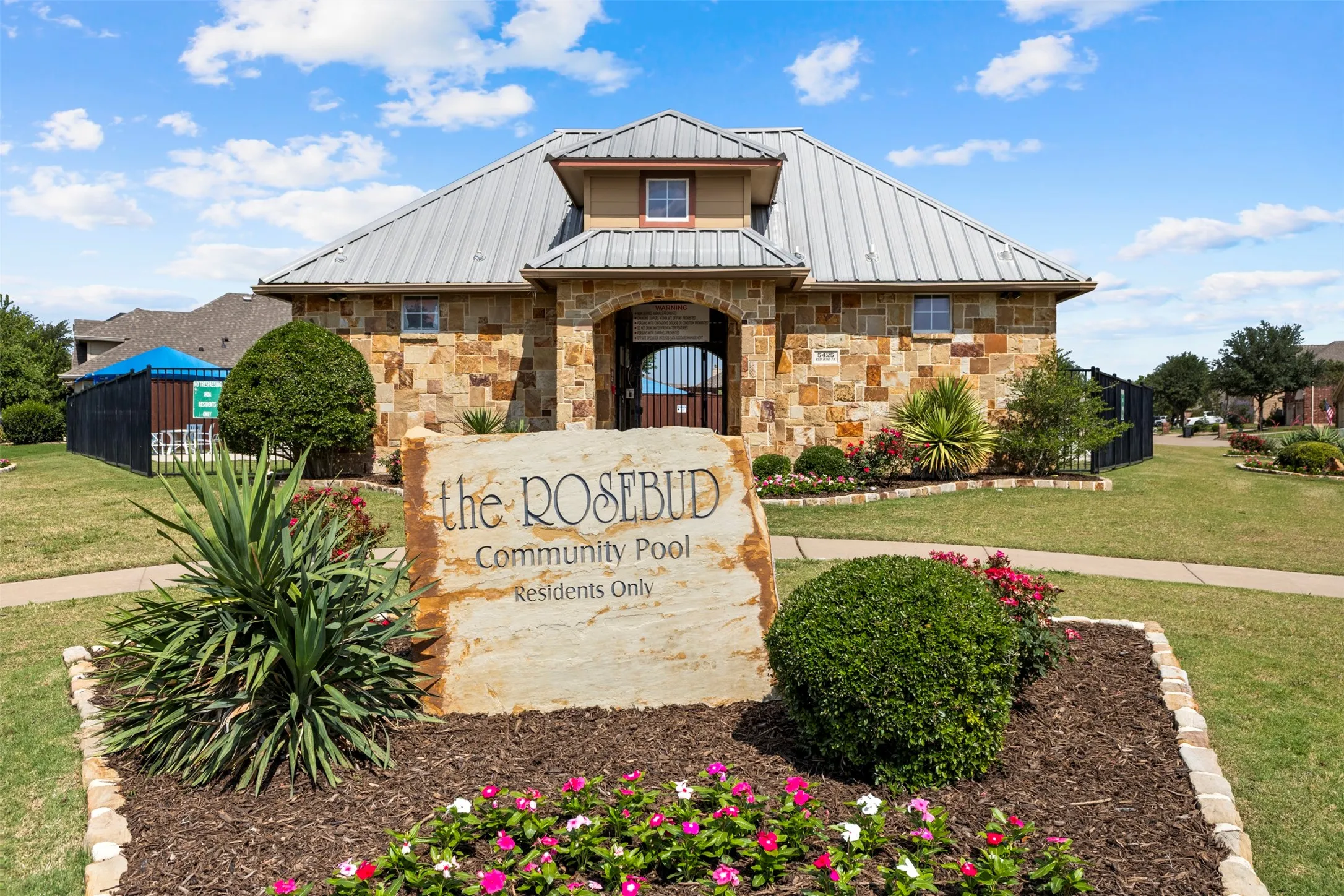 Single Family Residence For Sale in Ellis County , 726 Celebrity Court, Midlothian, Texas 76065, 4 Bedroom, 2 Bathroom, 2 Garage spaces, 2,270 Sqft, built in 2010, mls#21389388, Real Estate Agent in Midlothian, Homes For Sale in Ellis county, Homes For Sale in Midlothian, Realtor in Midlothian Texas, Real Estate Brokerage Independent Realty Texas, Luminita Cordes Realtor