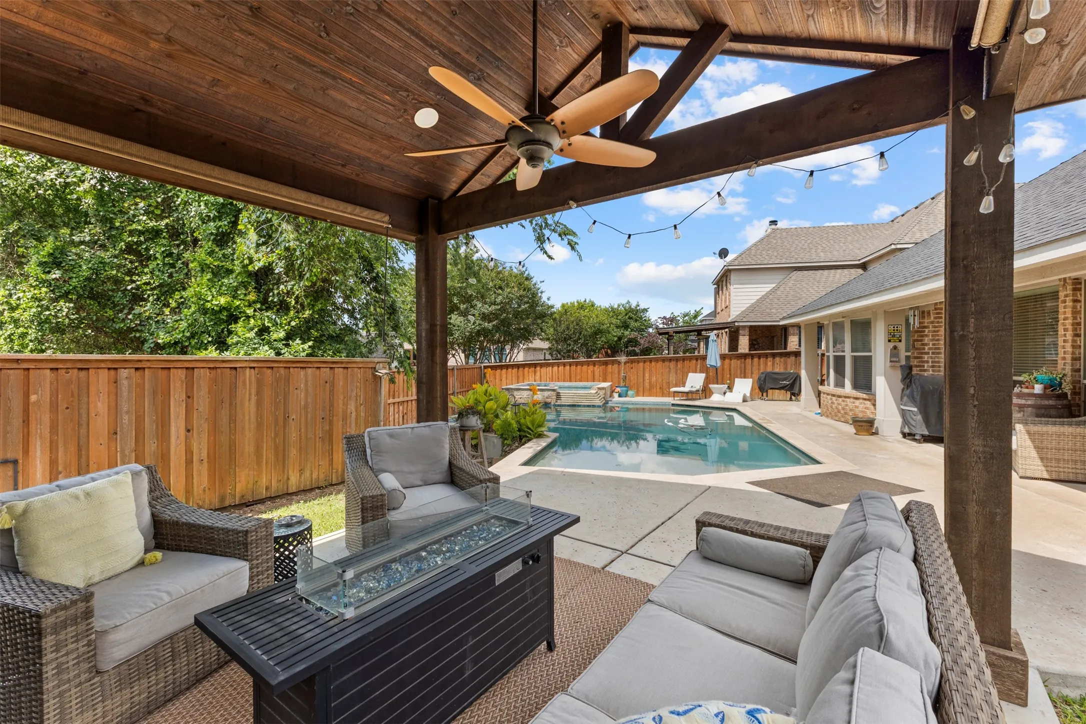 Single Family Residence For Sale in Ellis County , 726 Celebrity Court, Midlothian, Texas 76065, 4 Bedroom, 2 Bathroom, 2 Garage spaces, 2,270 Sqft, built in 2010, mls#21389388, Real Estate Agent in Midlothian, Homes For Sale in Ellis county, Homes For Sale in Midlothian, Realtor in Midlothian Texas, Real Estate Brokerage Independent Realty Texas, Luminita Cordes Realtor