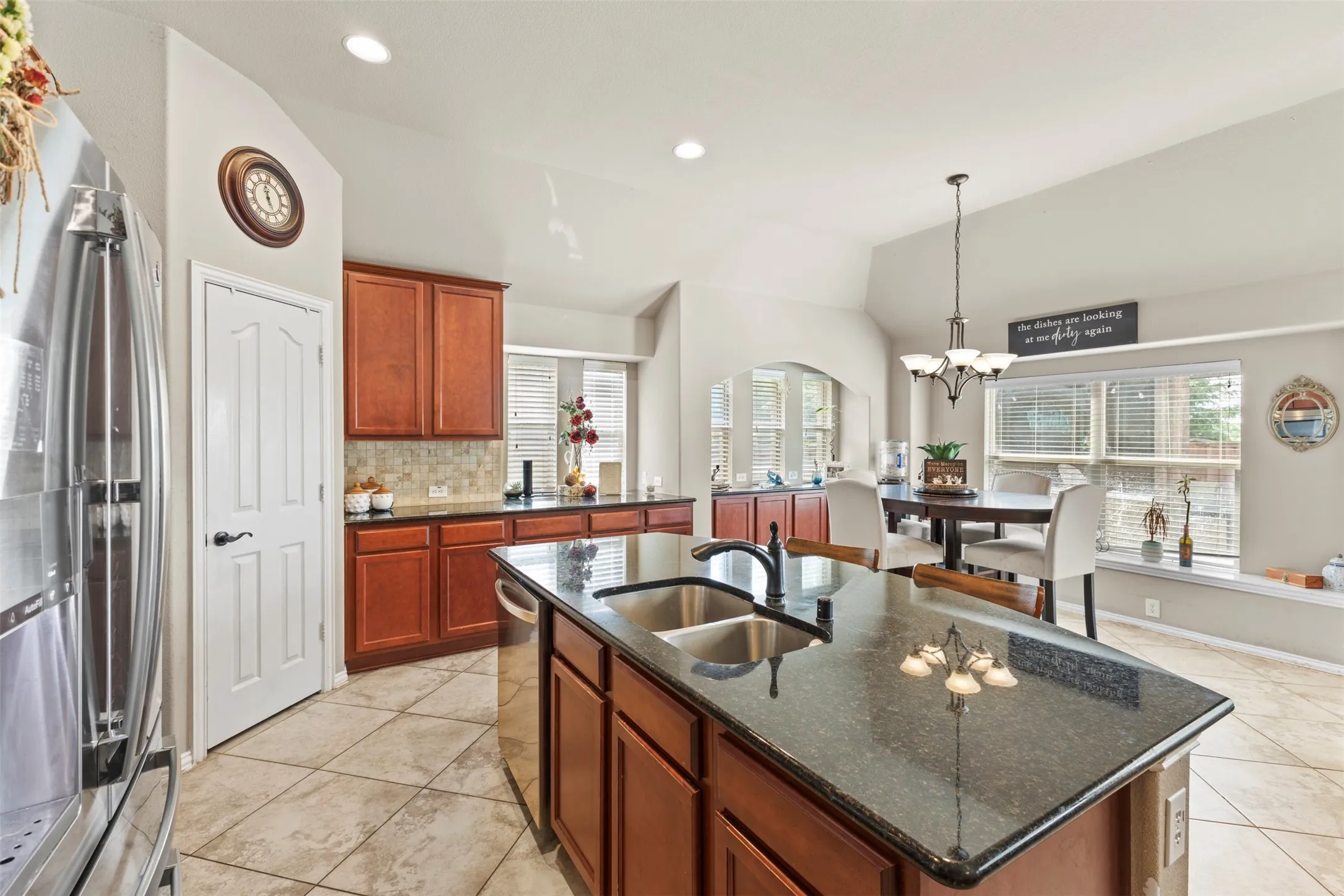Single Family Residence For Sale in Ellis County , 726 Celebrity Court, Midlothian, Texas 76065, 4 Bedroom, 2 Bathroom, 2 Garage spaces, 2,270 Sqft, built in 2010, mls#21389388, Real Estate Agent in Midlothian, Homes For Sale in Ellis county, Homes For Sale in Midlothian, Realtor in Midlothian Texas, Real Estate Brokerage Independent Realty Texas, Luminita Cordes Realtor