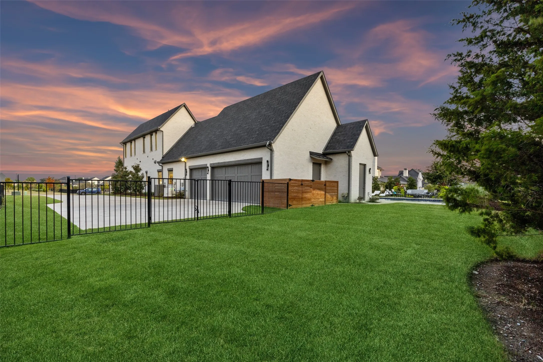 Single Family Residence For Sale in Rockwall County , 405 Kings Landing, Heath, Texas 75032, 4 Bedroom, 7 Bathroom, 3 Garage spaces, 5,734 Sqft, built in 2021, mls#21386962, Real Estate Agent in Heath, Homes For Sale in Rockwall county, Homes For Sale in Heath, Realtor in Heath Texas, Real Estate Brokerage Independent Realty Texas, Luminita Cordes Realtor