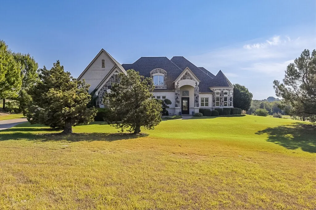 Single Family Residence For Sale in Parker County , 173 Pinnacle Peak Lane, Weatherford, Texas 76087, 3 Bedroom, 3 Bathroom, 3 Garage spaces, 3,452 Sqft, built in 2009, mls#21388951, Real Estate Agent in Weatherford, Homes For Sale in Parker county, Homes For Sale in Weatherford, Realtor in Weatherford Texas, Real Estate Brokerage Independent Realty Texas, Luminita Cordes Realtor
