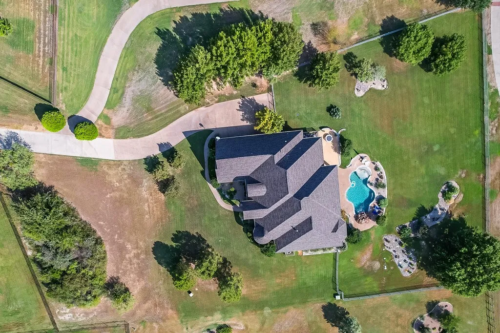 Single Family Residence For Sale in Parker County , 173 Pinnacle Peak Lane, Weatherford, Texas 76087, 3 Bedroom, 3 Bathroom, 3 Garage spaces, 3,452 Sqft, built in 2009, mls#21388951, Real Estate Agent in Weatherford, Homes For Sale in Parker county, Homes For Sale in Weatherford, Realtor in Weatherford Texas, Real Estate Brokerage Independent Realty Texas, Luminita Cordes Realtor