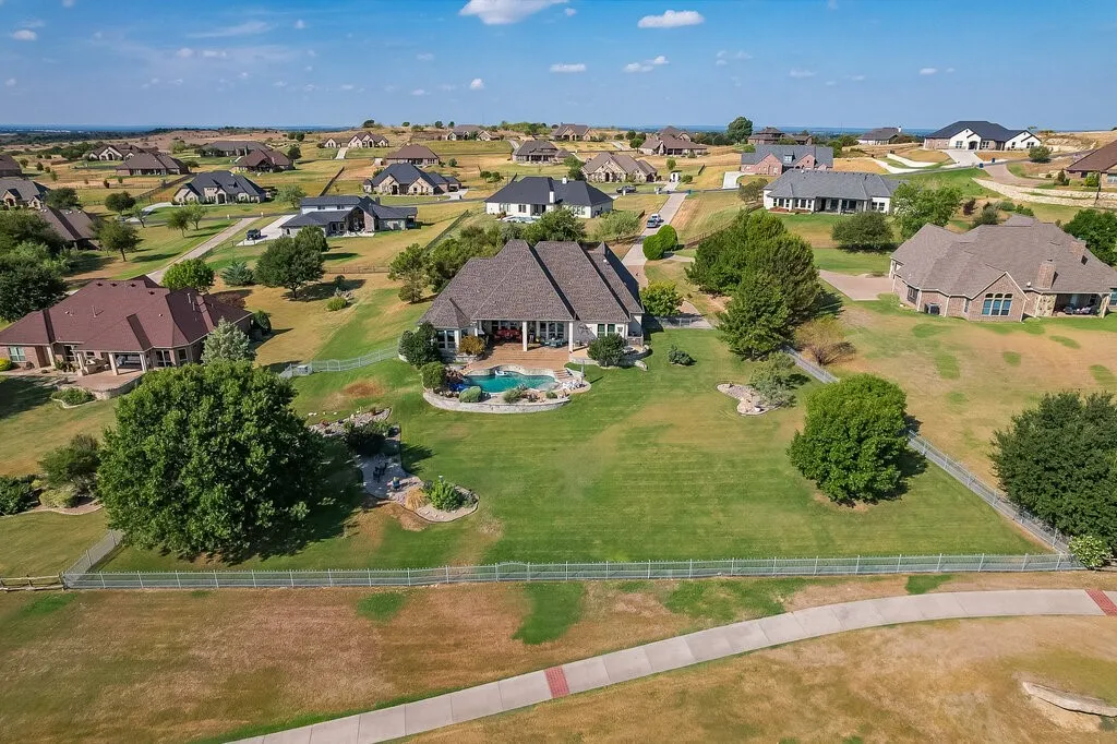 Single Family Residence For Sale in Parker County , 173 Pinnacle Peak Lane, Weatherford, Texas 76087, 3 Bedroom, 3 Bathroom, 3 Garage spaces, 3,452 Sqft, built in 2009, mls#21388951, Real Estate Agent in Weatherford, Homes For Sale in Parker county, Homes For Sale in Weatherford, Realtor in Weatherford Texas, Real Estate Brokerage Independent Realty Texas, Luminita Cordes Realtor