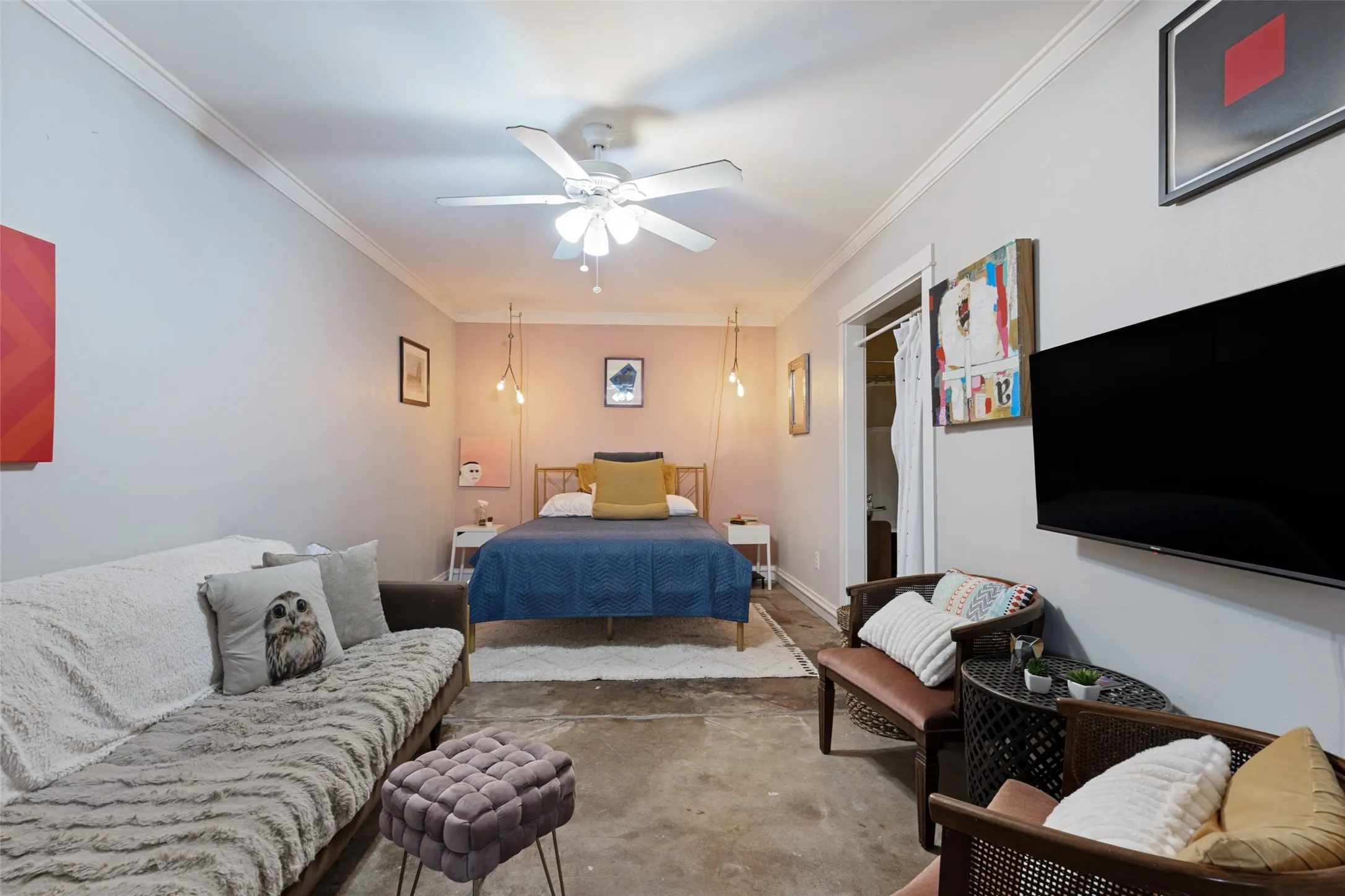 Guest quarters, creative studio, home office, or private retreat—the detached Guest House opens up a world of possibilities.
