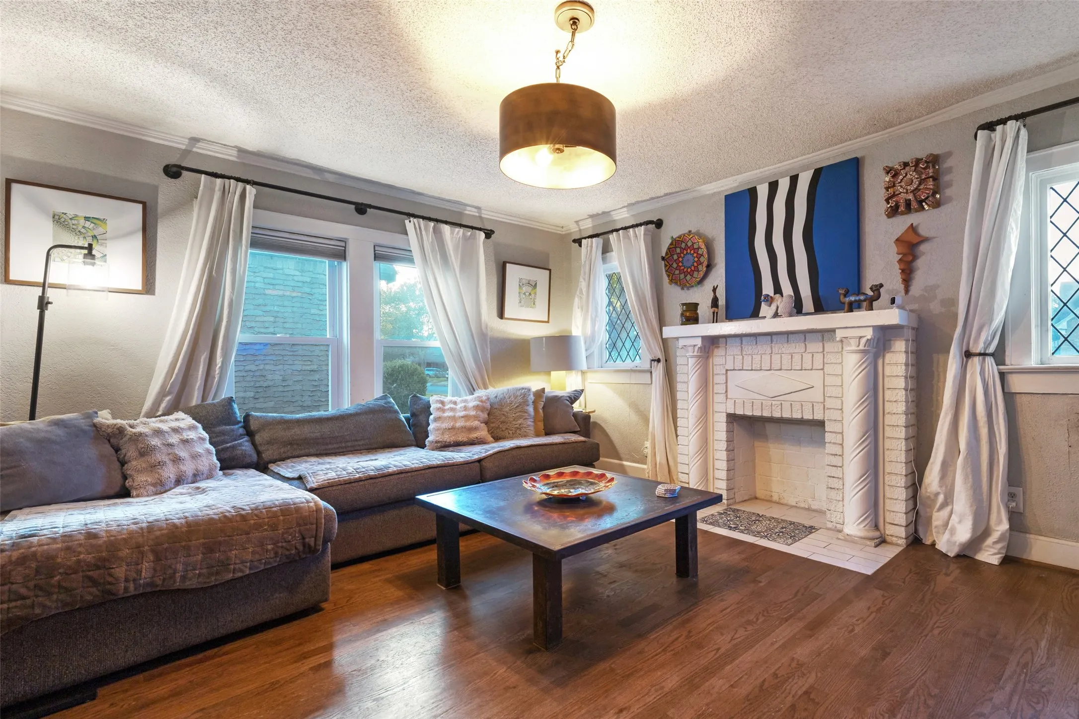 Natural light pours into the Living Room, highlighting the hardwood floors and authentic details that give the space its distinctive character.
