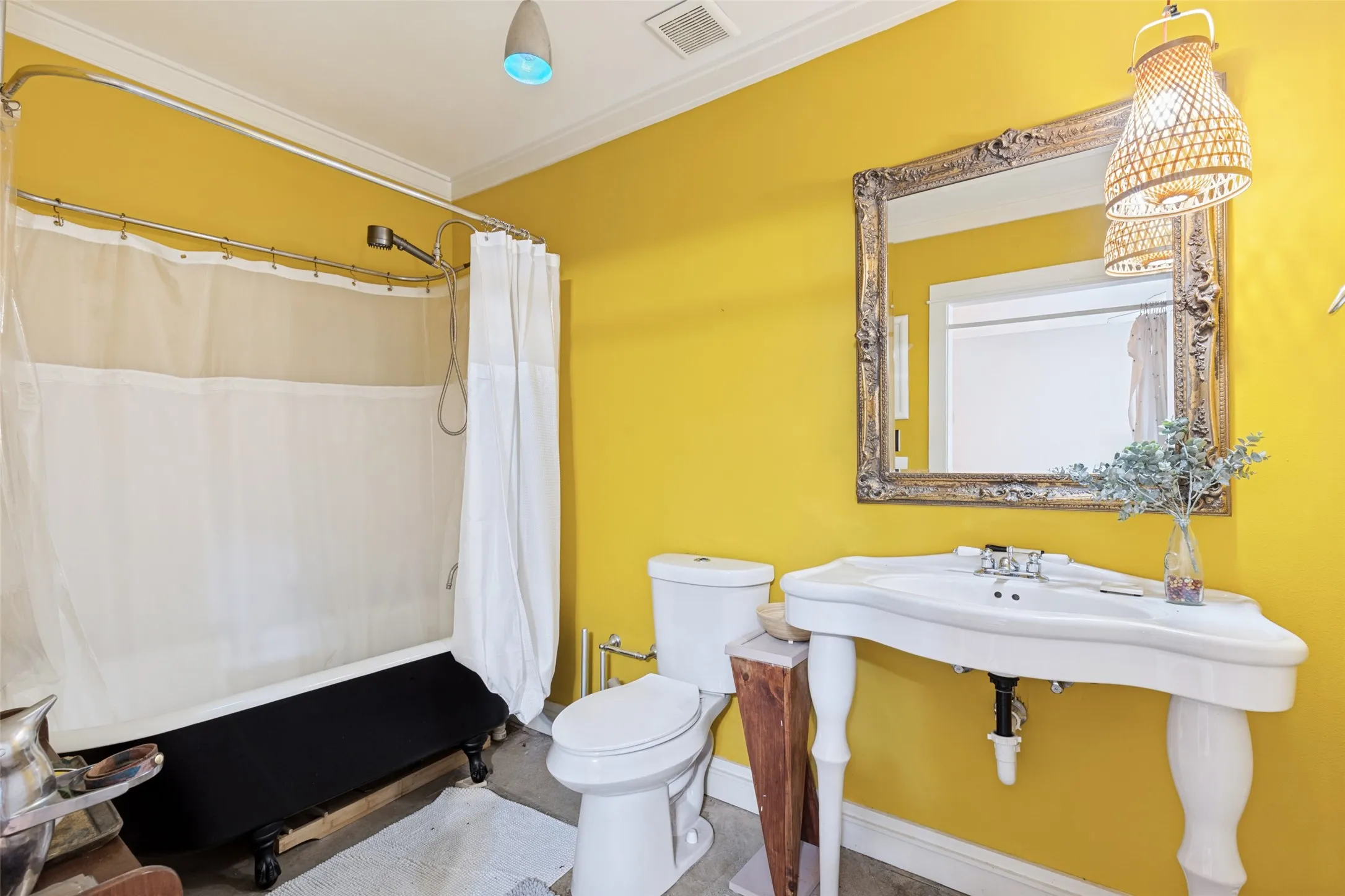 The Guest House Full Bath delivers a dose of authentic vintage charm with a classic clawfoot tub and pedestal sink.
