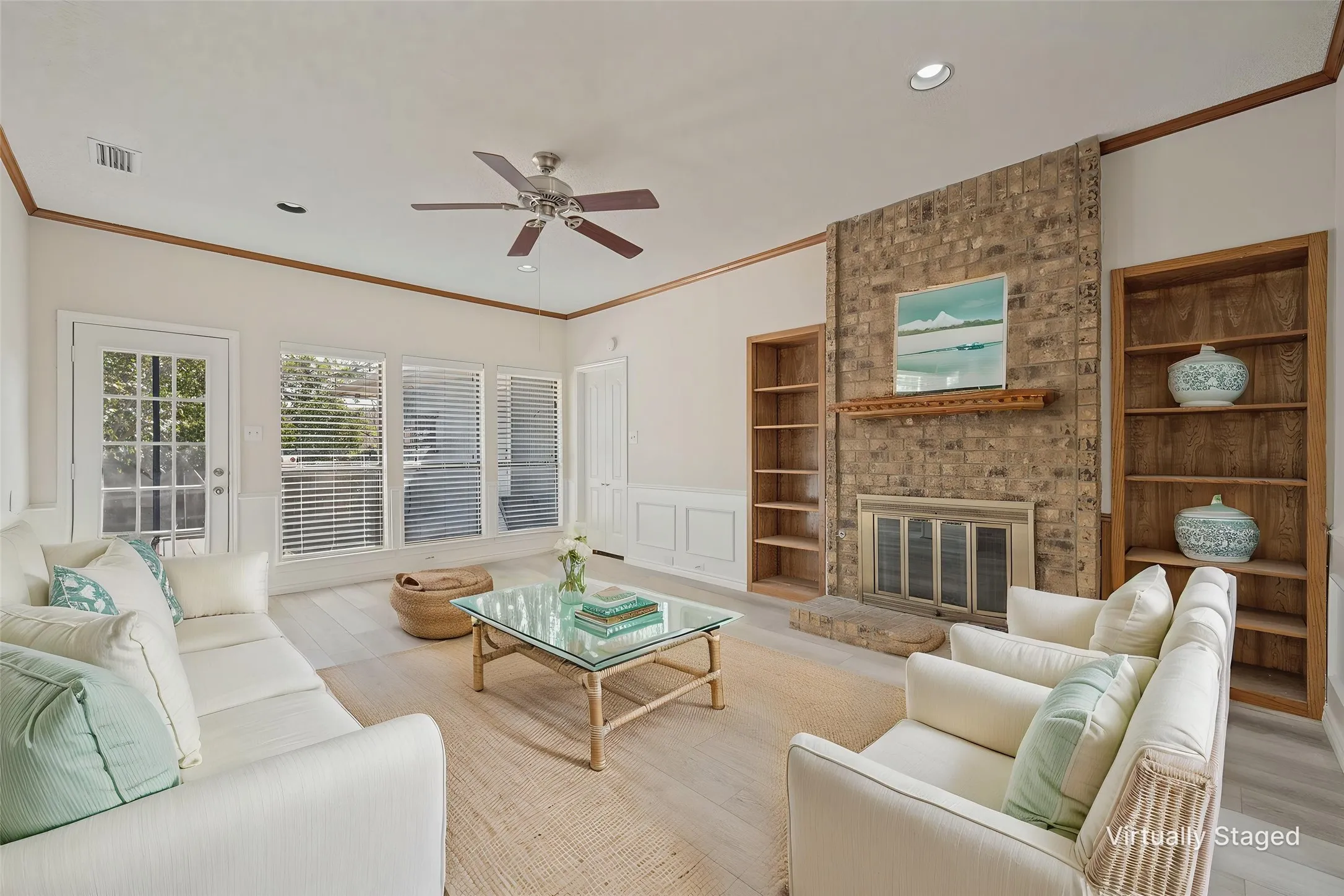 Single Family Residence For Sale in Denton County , 1404 Chesterfield Drive, Carrollton, Texas 75007, 4 Bedroom, 2 Bathroom, 2 Garage spaces, 2,132 Sqft, built in 1985, mls#21388578, Real Estate Agent in Carrollton, Homes For Sale in Denton county, Homes For Sale in Carrollton, Realtor in Carrollton Texas, Real Estate Brokerage Independent Realty Texas, Luminita Cordes Realtor