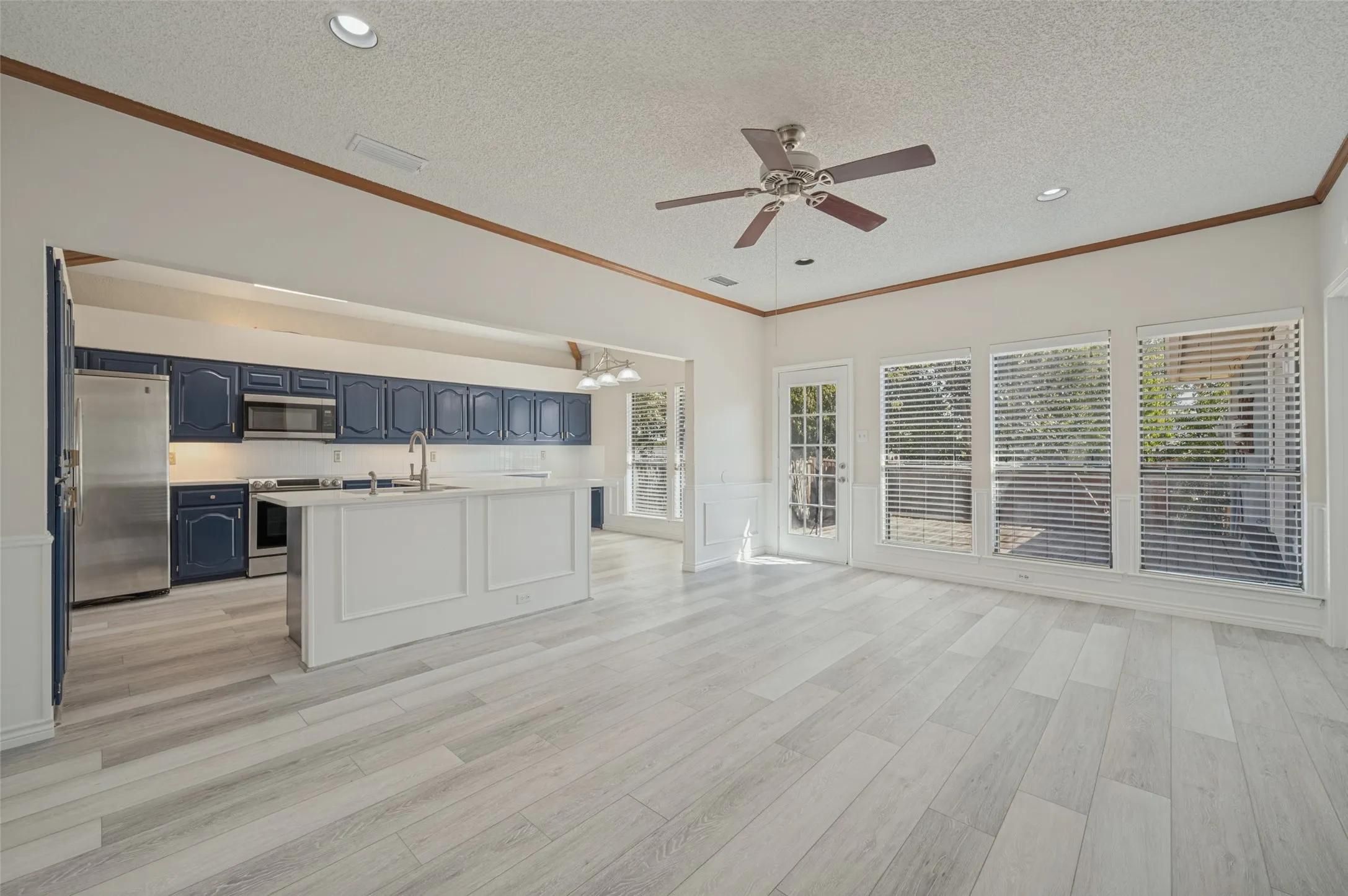 Single Family Residence For Sale in Denton County , 1404 Chesterfield Drive, Carrollton, Texas 75007, 4 Bedroom, 2 Bathroom, 2 Garage spaces, 2,132 Sqft, built in 1985, mls#21388578, Real Estate Agent in Carrollton, Homes For Sale in Denton county, Homes For Sale in Carrollton, Realtor in Carrollton Texas, Real Estate Brokerage Independent Realty Texas, Luminita Cordes Realtor