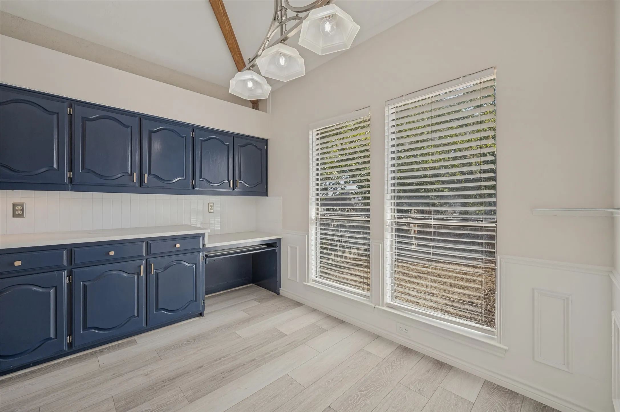 Single Family Residence For Sale in Denton County , 1404 Chesterfield Drive, Carrollton, Texas 75007, 4 Bedroom, 2 Bathroom, 2 Garage spaces, 2,132 Sqft, built in 1985, mls#21388578, Real Estate Agent in Carrollton, Homes For Sale in Denton county, Homes For Sale in Carrollton, Realtor in Carrollton Texas, Real Estate Brokerage Independent Realty Texas, Luminita Cordes Realtor