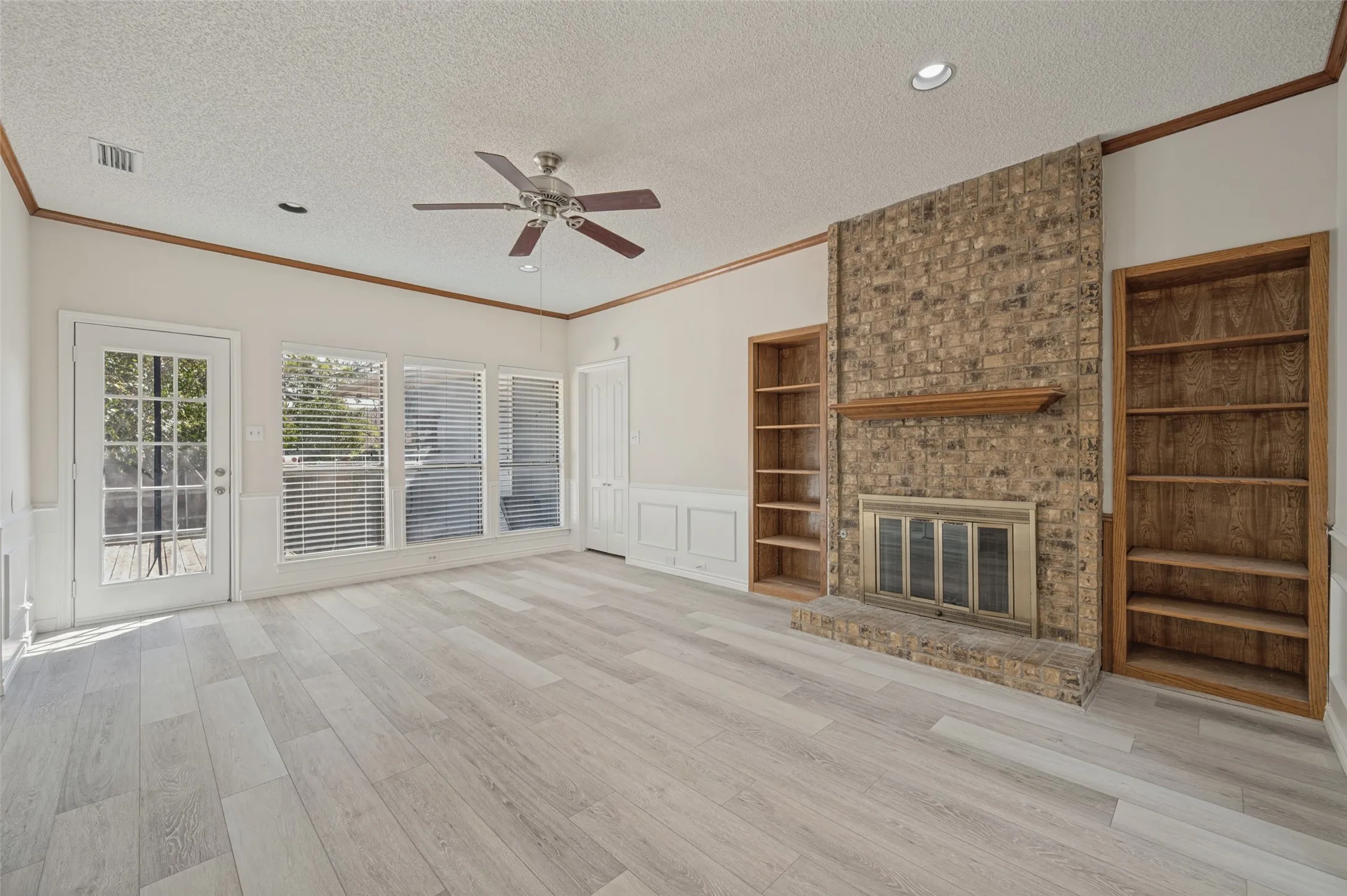 Single Family Residence For Sale in Denton County , 1404 Chesterfield Drive, Carrollton, Texas 75007, 4 Bedroom, 2 Bathroom, 2 Garage spaces, 2,132 Sqft, built in 1985, mls#21388578, Real Estate Agent in Carrollton, Homes For Sale in Denton county, Homes For Sale in Carrollton, Realtor in Carrollton Texas, Real Estate Brokerage Independent Realty Texas, Luminita Cordes Realtor