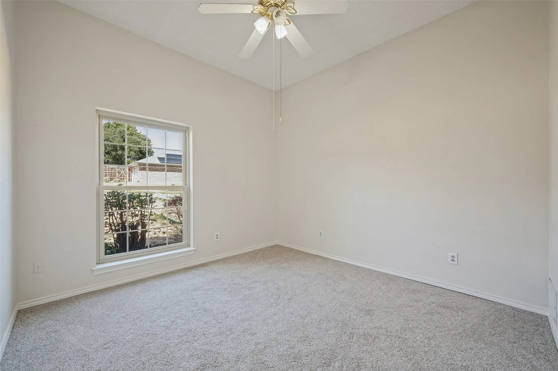 Single Family Residence For Sale in Denton County , 1404 Chesterfield Drive, Carrollton, Texas 75007, 4 Bedroom, 2 Bathroom, 2 Garage spaces, 2,132 Sqft, built in 1985, mls#21388578, Real Estate Agent in Carrollton, Homes For Sale in Denton county, Homes For Sale in Carrollton, Realtor in Carrollton Texas, Real Estate Brokerage Independent Realty Texas, Luminita Cordes Realtor