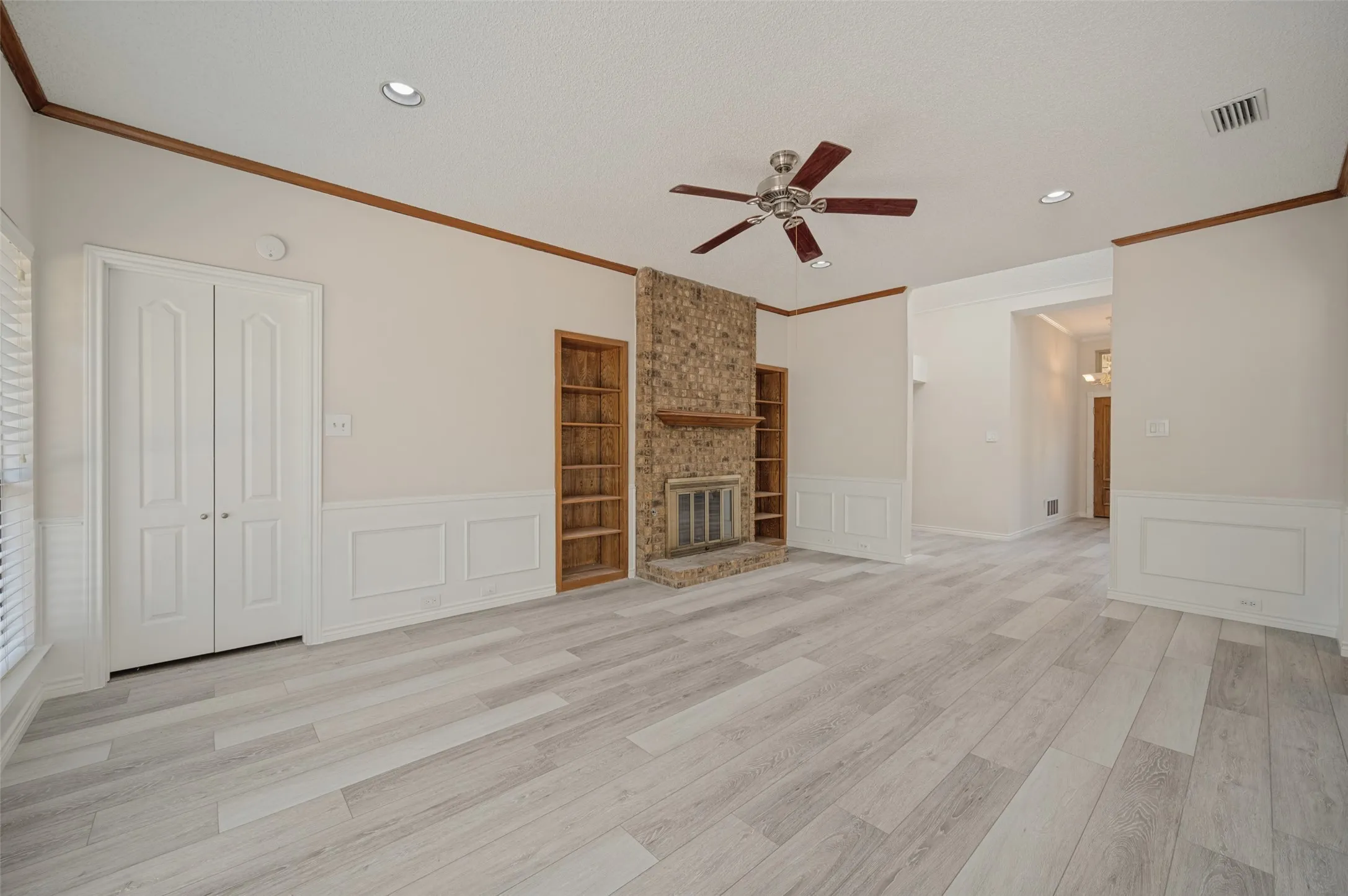 Single Family Residence For Sale in Denton County , 1404 Chesterfield Drive, Carrollton, Texas 75007, 4 Bedroom, 2 Bathroom, 2 Garage spaces, 2,132 Sqft, built in 1985, mls#21388578, Real Estate Agent in Carrollton, Homes For Sale in Denton county, Homes For Sale in Carrollton, Realtor in Carrollton Texas, Real Estate Brokerage Independent Realty Texas, Luminita Cordes Realtor